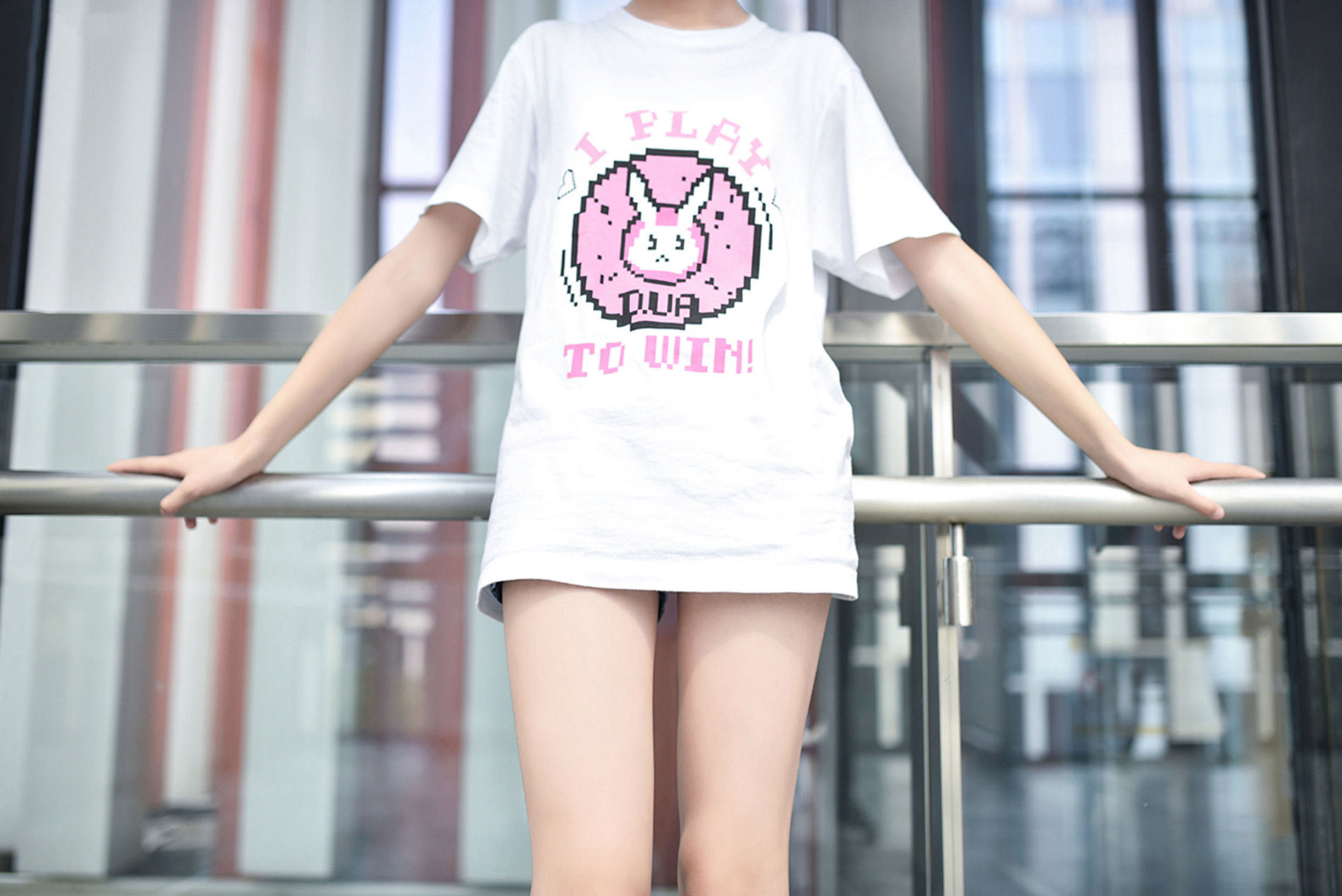 Feng Zhi Ling Yu] No. 100: Glasses Sister in Super Short Jeans with Beautiful Legs