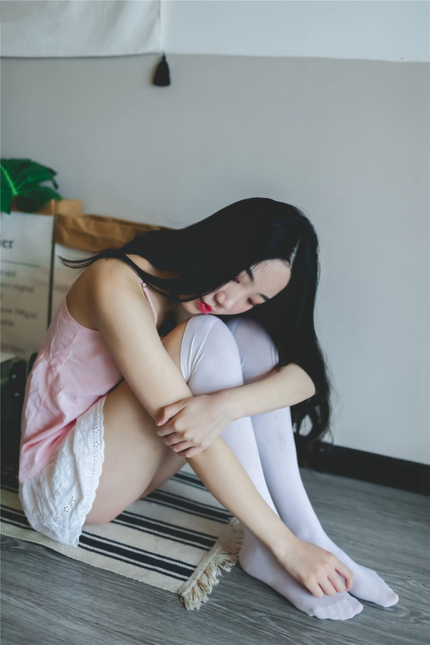 Phong Chi Linh Vực] Số 110 Váy đầm nhỏ dây màu hồng trắng tơ