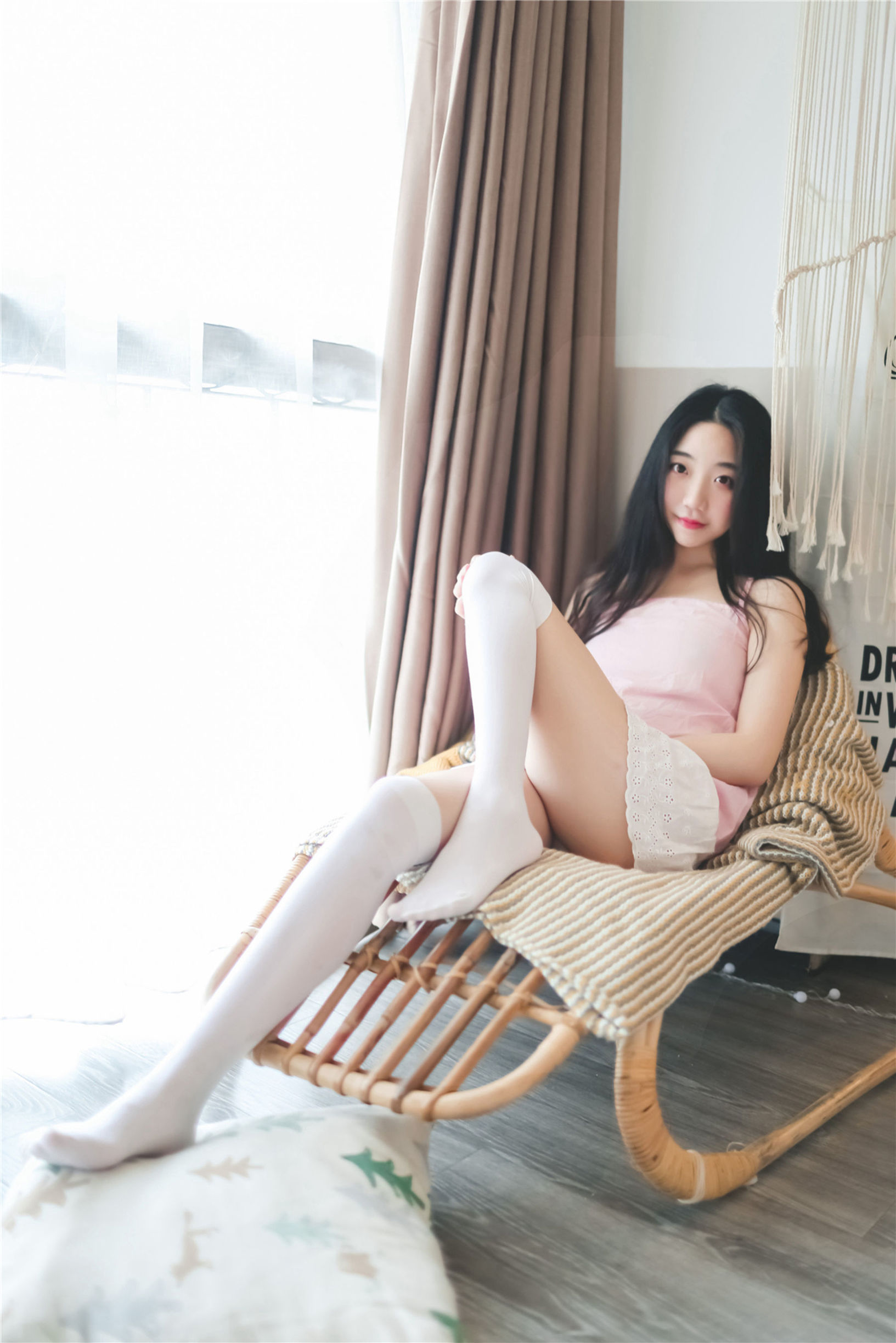 Phong Chi Linh Vực] Số 110 Váy đầm nhỏ dây màu hồng trắng tơ