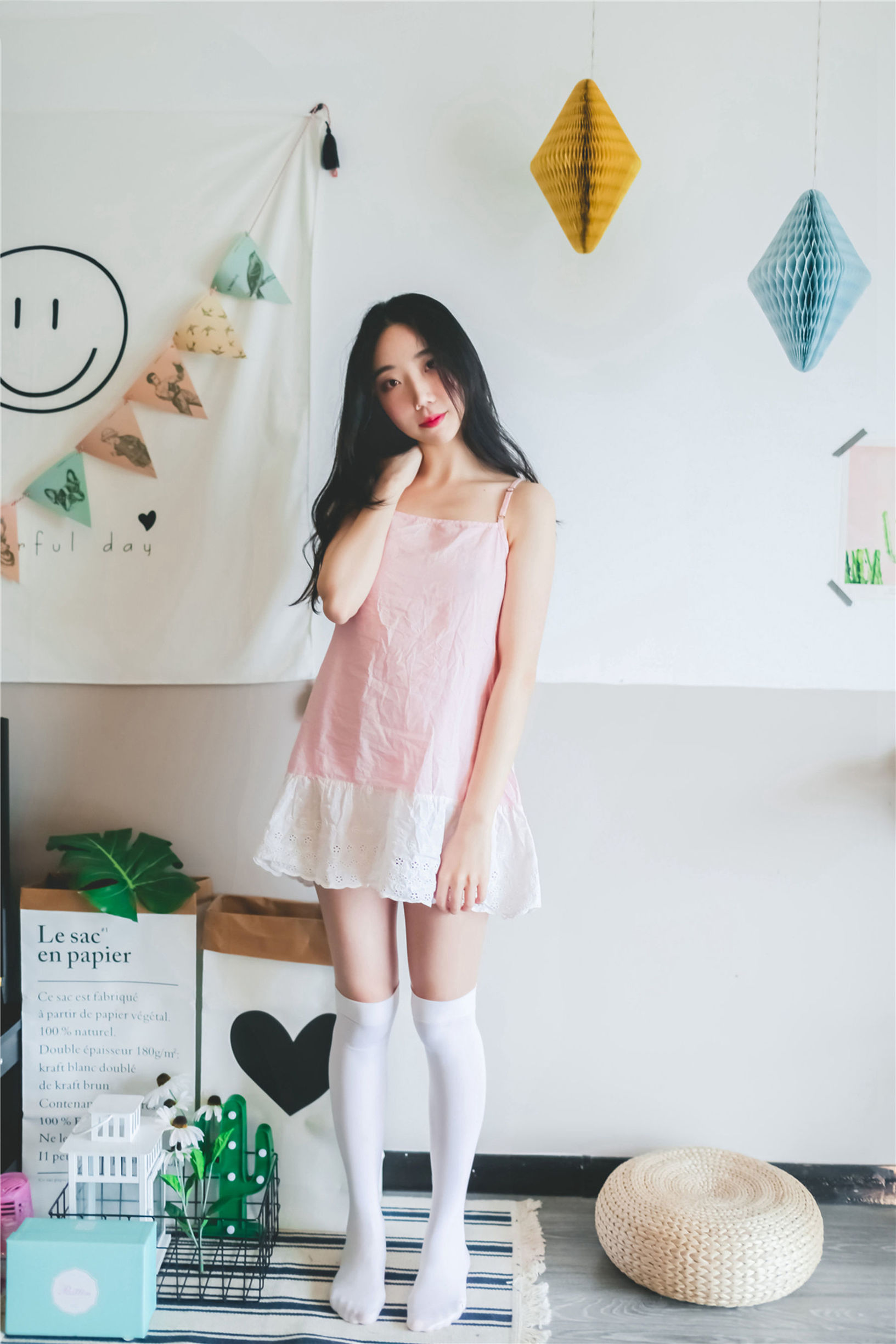 Phong Chi Linh Vực] Số 110 Váy đầm nhỏ dây màu hồng trắng tơ