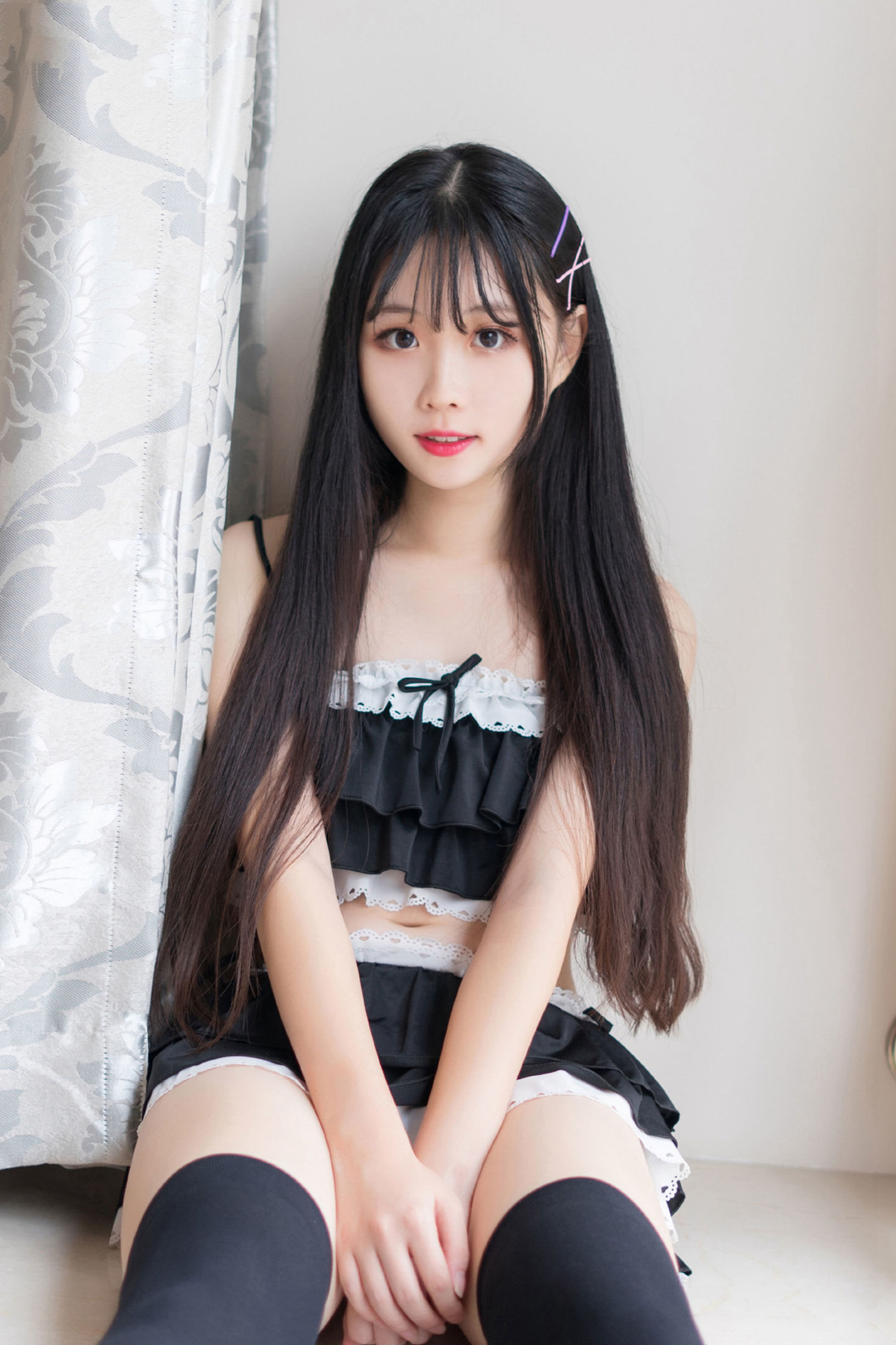 風の領域] NO.114 長髪の黒ストッキングの少女