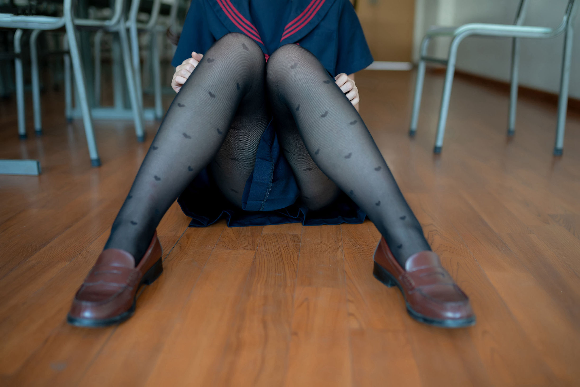 Wind's Domain] No. 127 Heart Black Silk Schoolgirl