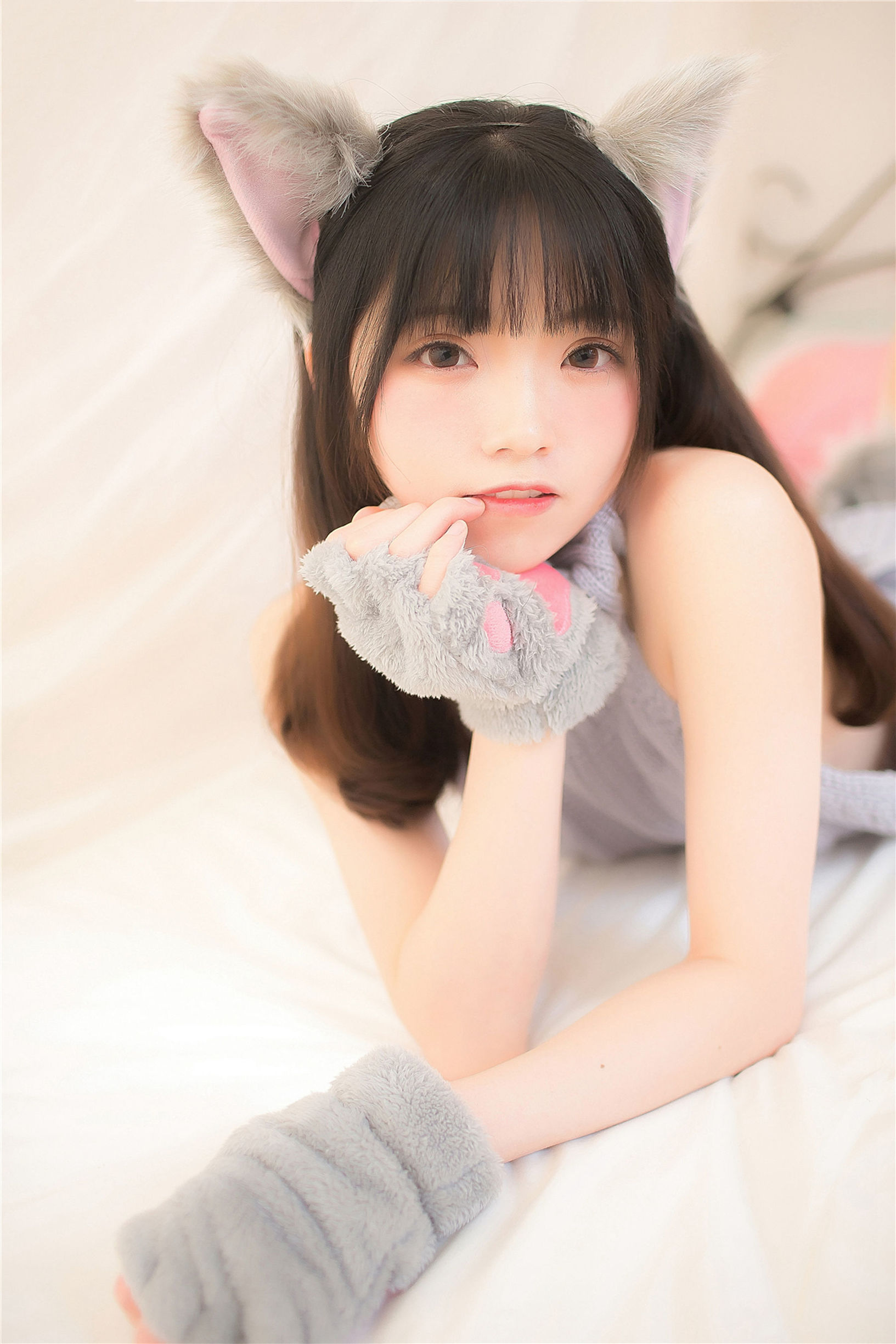 Realm of the Wind No.128 Backless Sweater Bear Girl