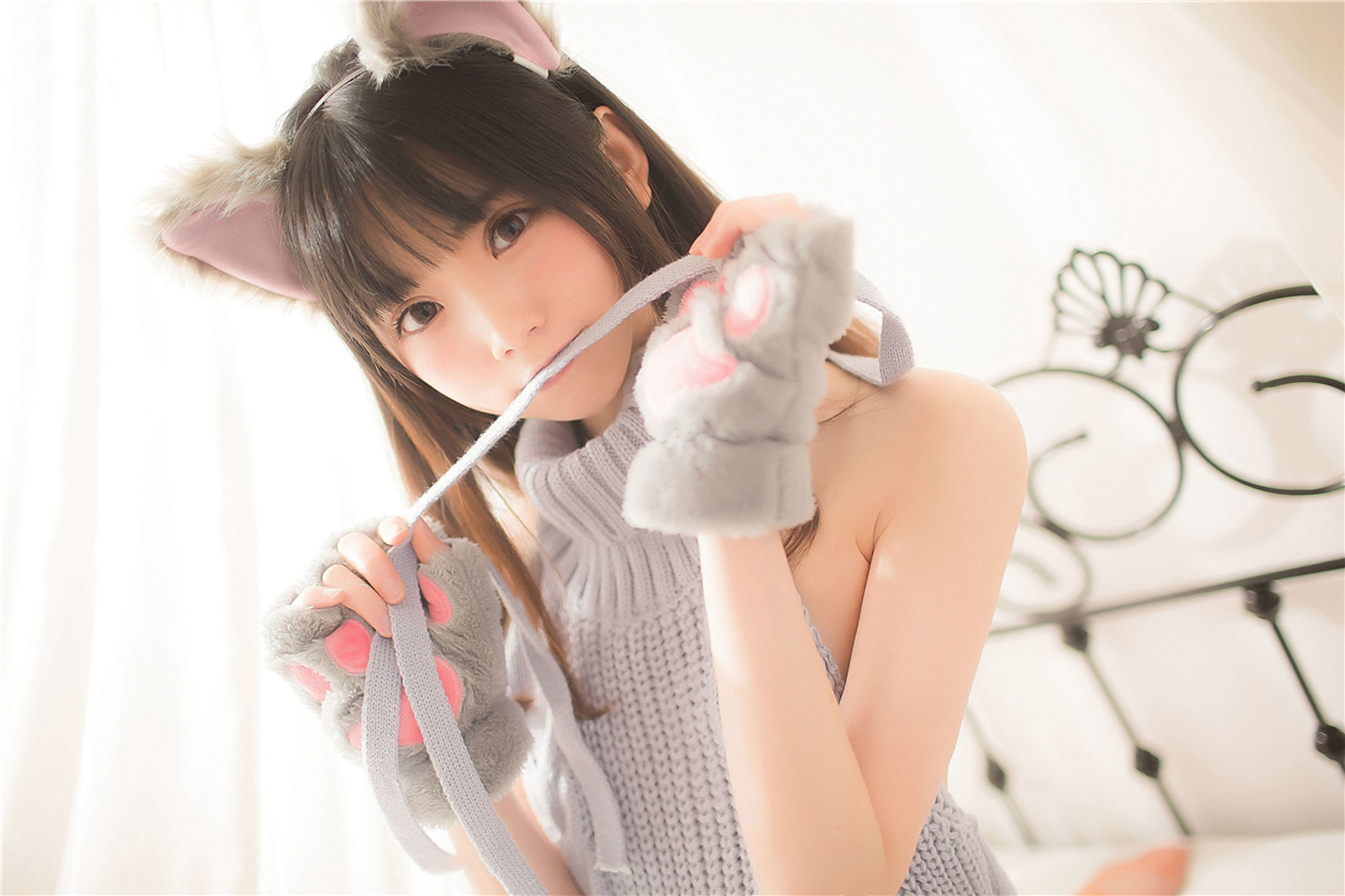 Realm of the Wind No.128 Backless Sweater Bear Girl