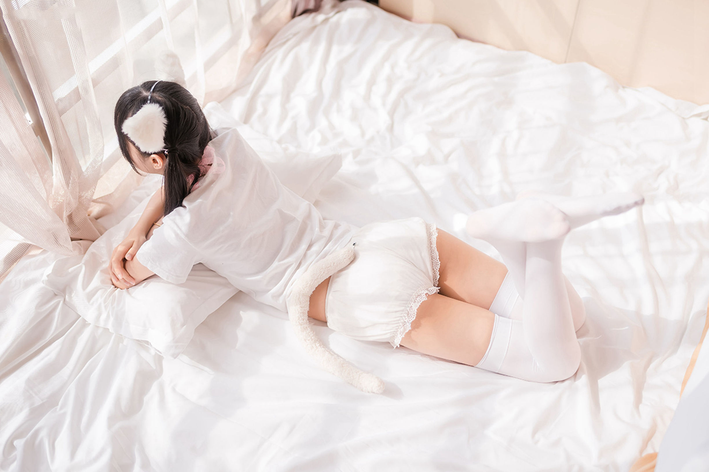 Domain of the Wind] No. 129 Cat-type White Silk Girl