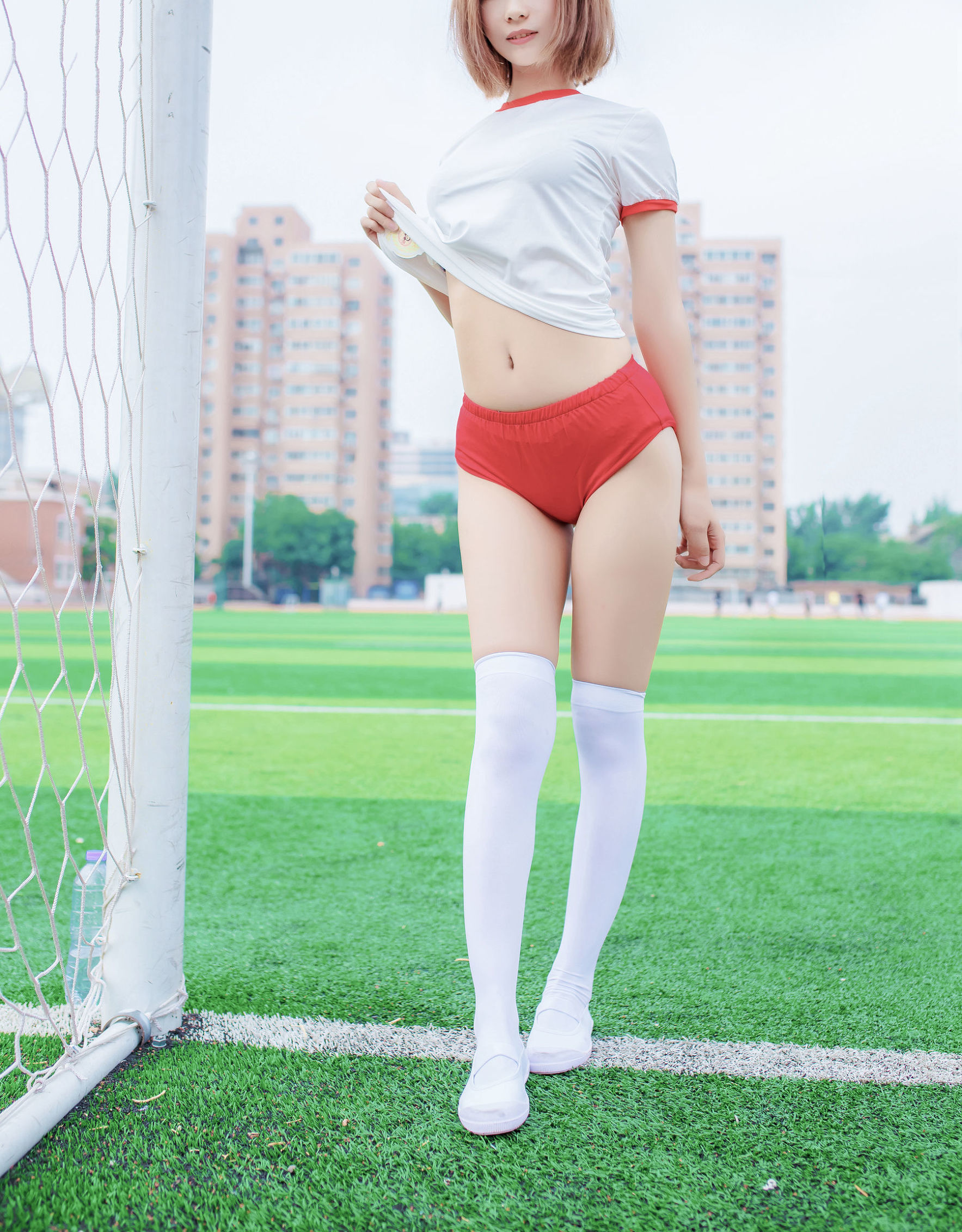 風の領域] No.132 体操服の少女の膝上白ストッキング