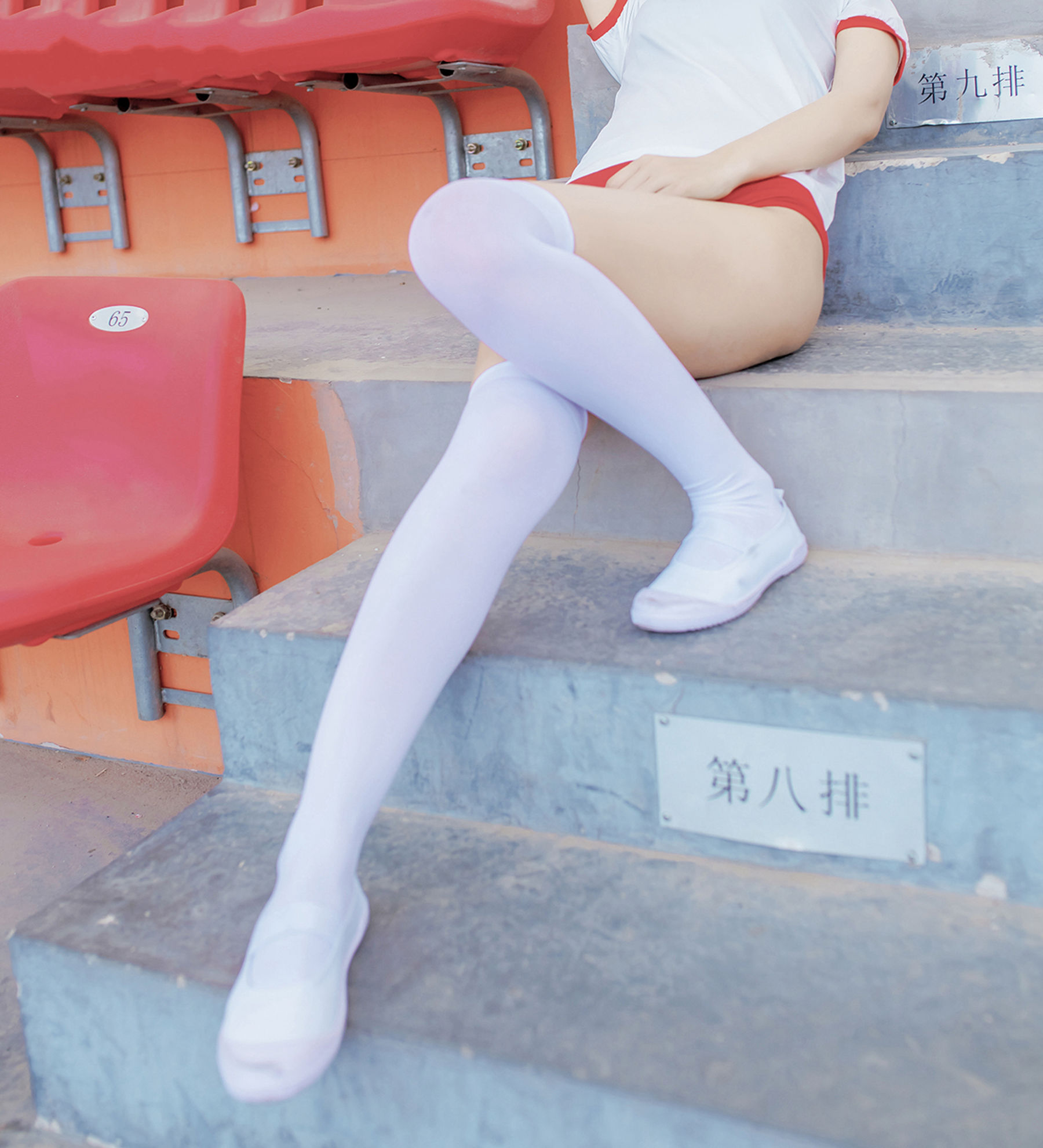 風の領域] No.132 体操服の少女の膝上白ストッキング