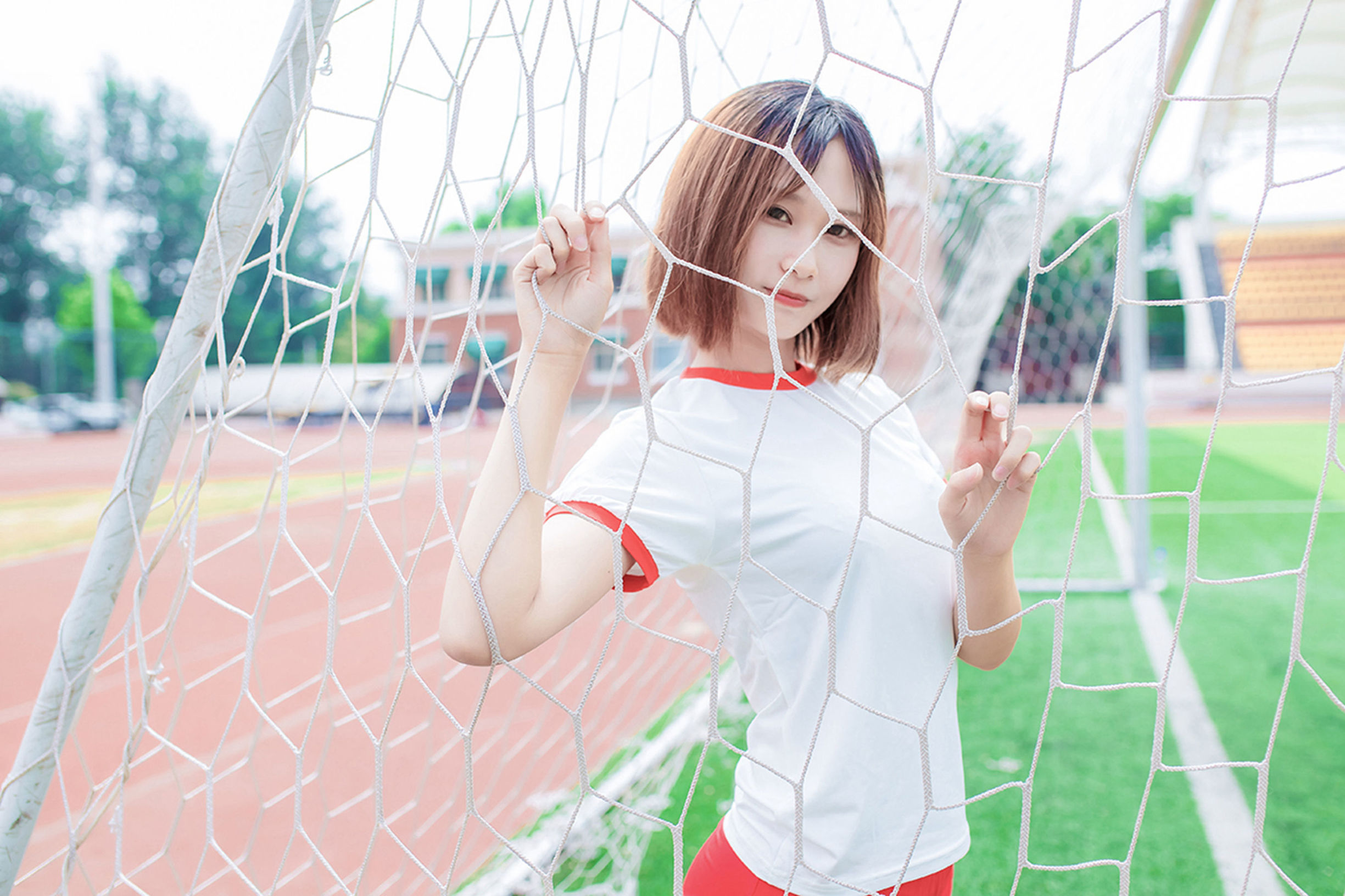 風の領域] No.132 体操服の少女の膝上白ストッキング