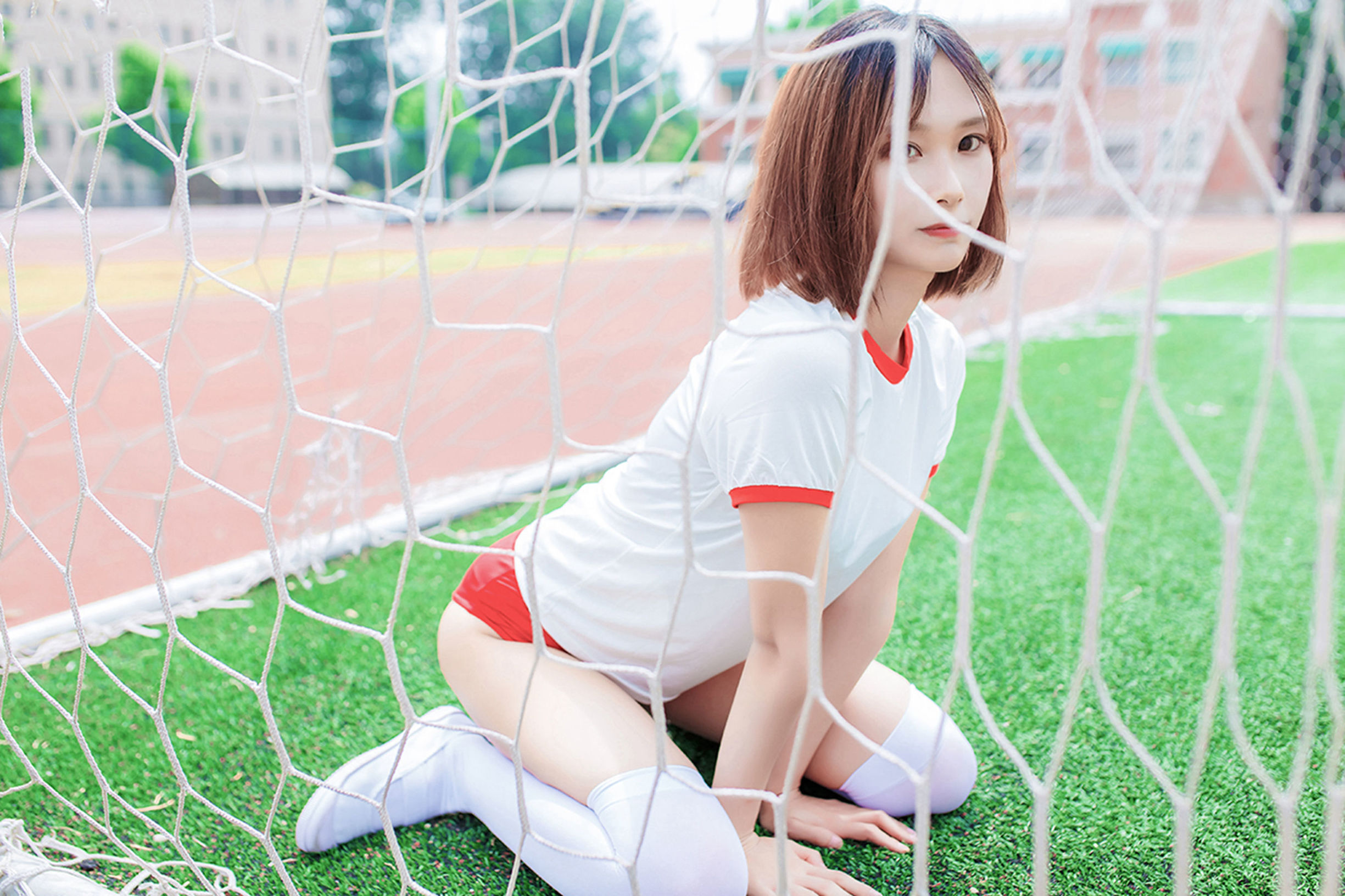 風の領域] No.132 体操服の少女の膝上白ストッキング