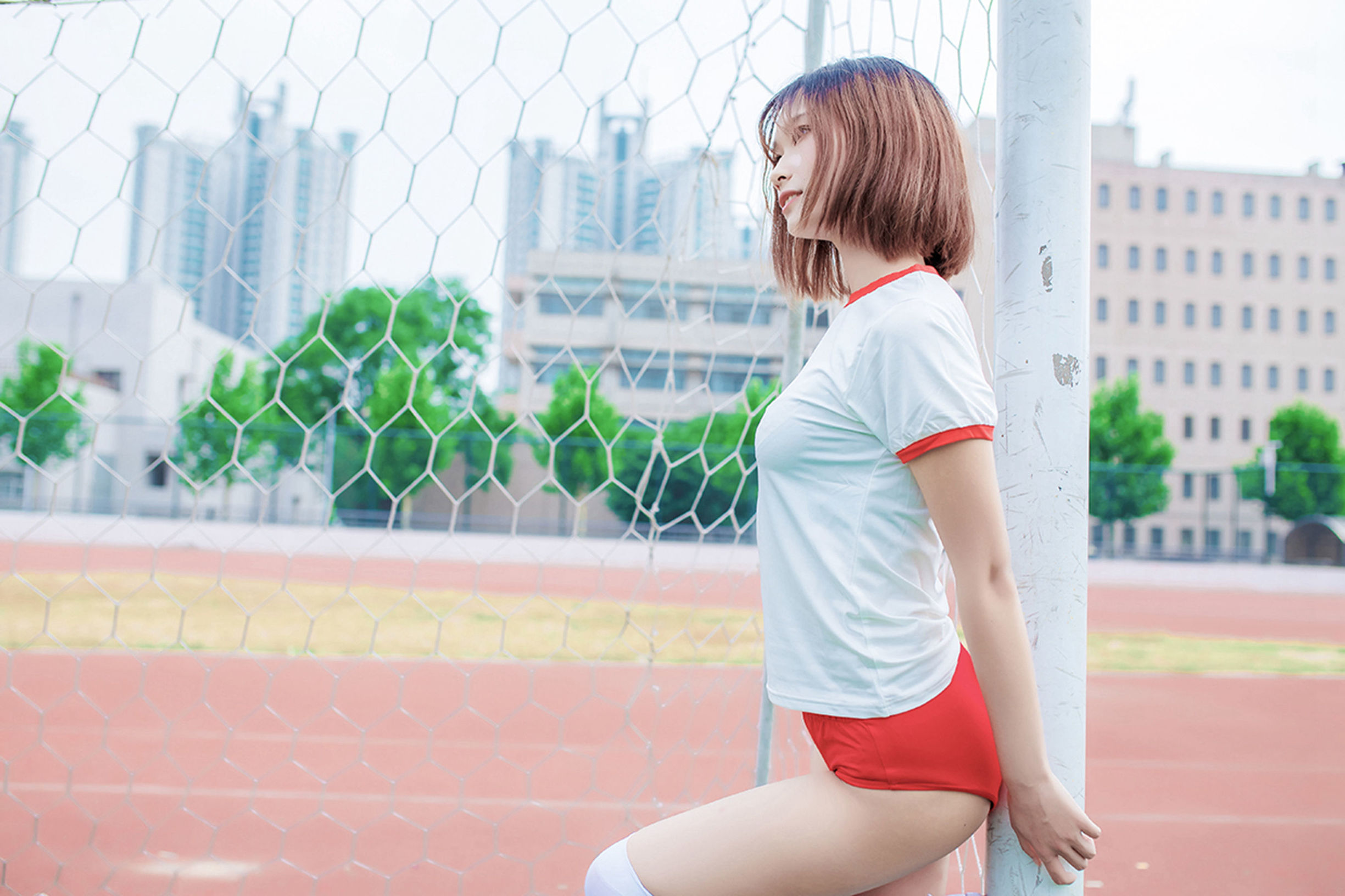 風の領域] No.132 体操服の少女の膝上白ストッキング