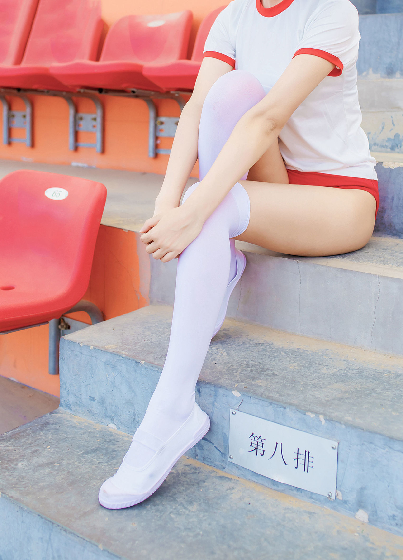 風の領域] No.132 体操服の少女の膝上白ストッキング