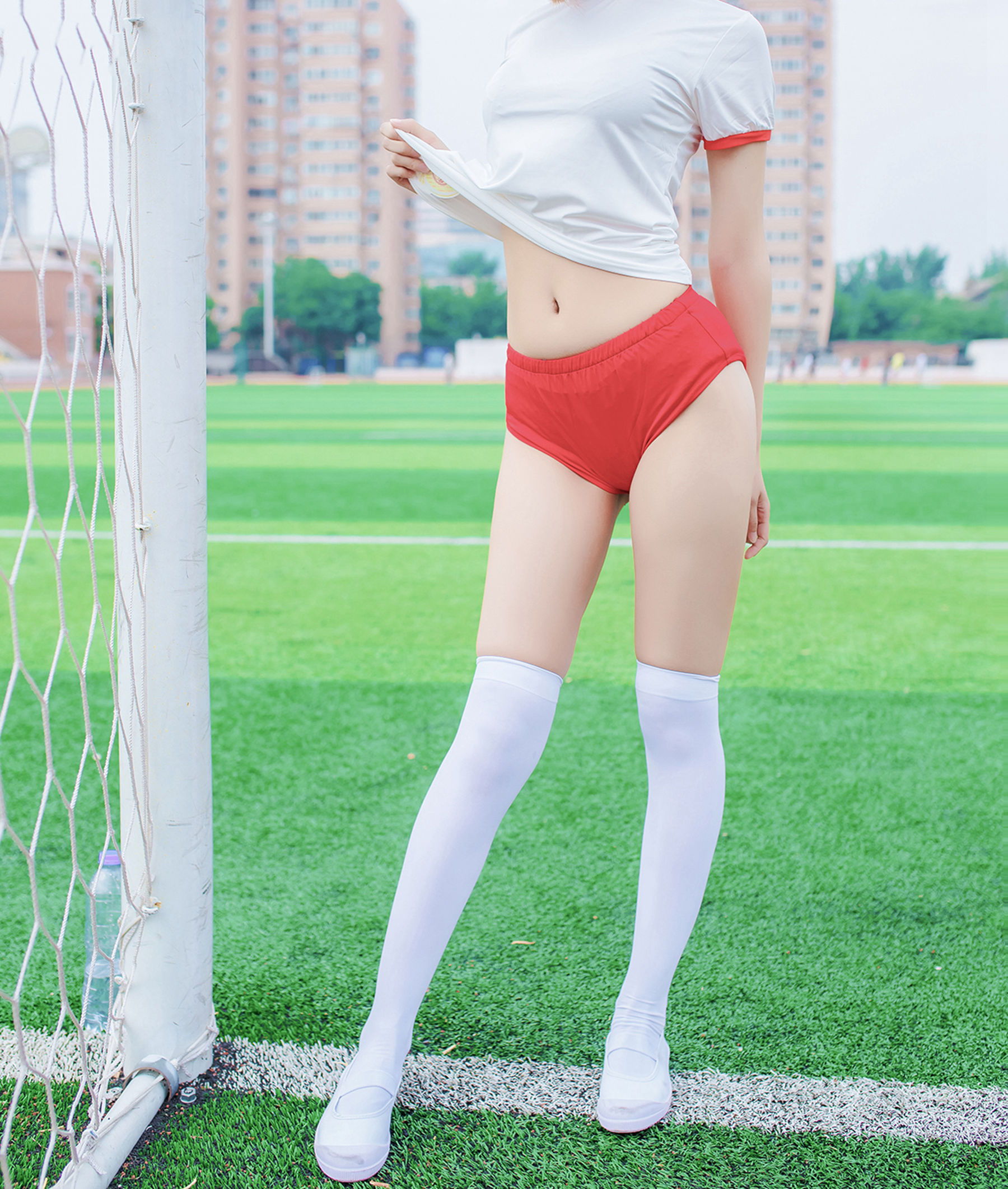 風の領域] No.132 体操服の少女の膝上白ストッキング