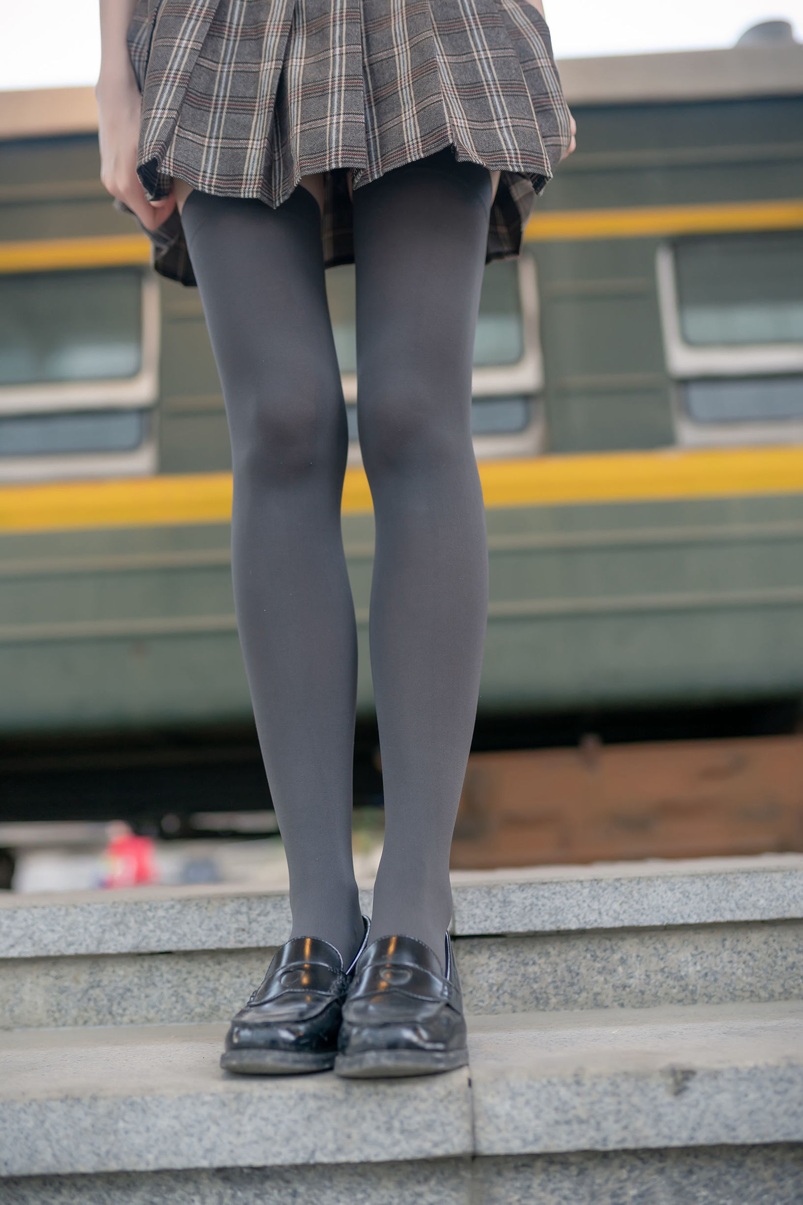 風の領域] No.142 JK格子スカート美脚シルク足