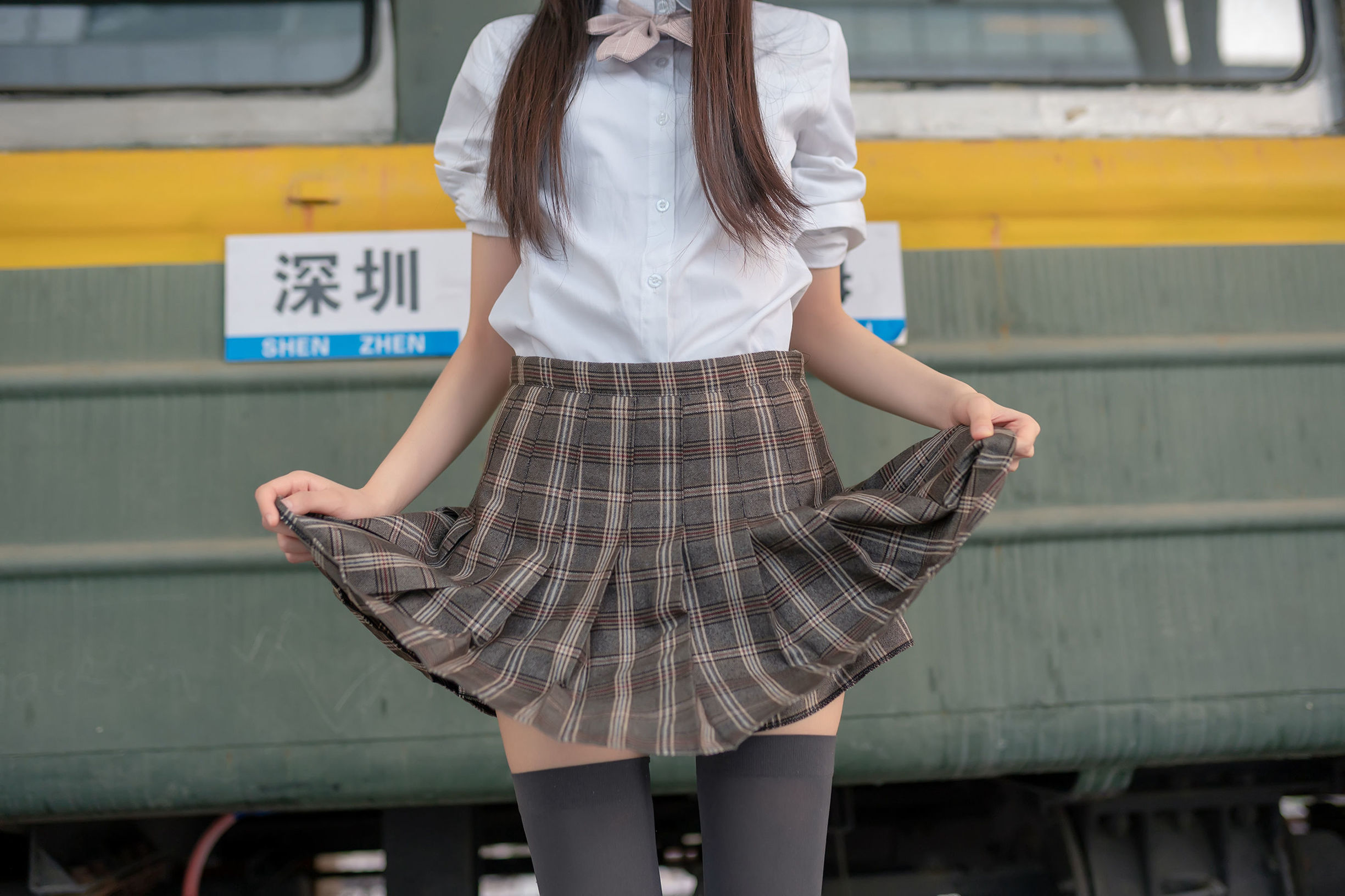 風の領域] No.142 JK格子スカート美脚シルク足