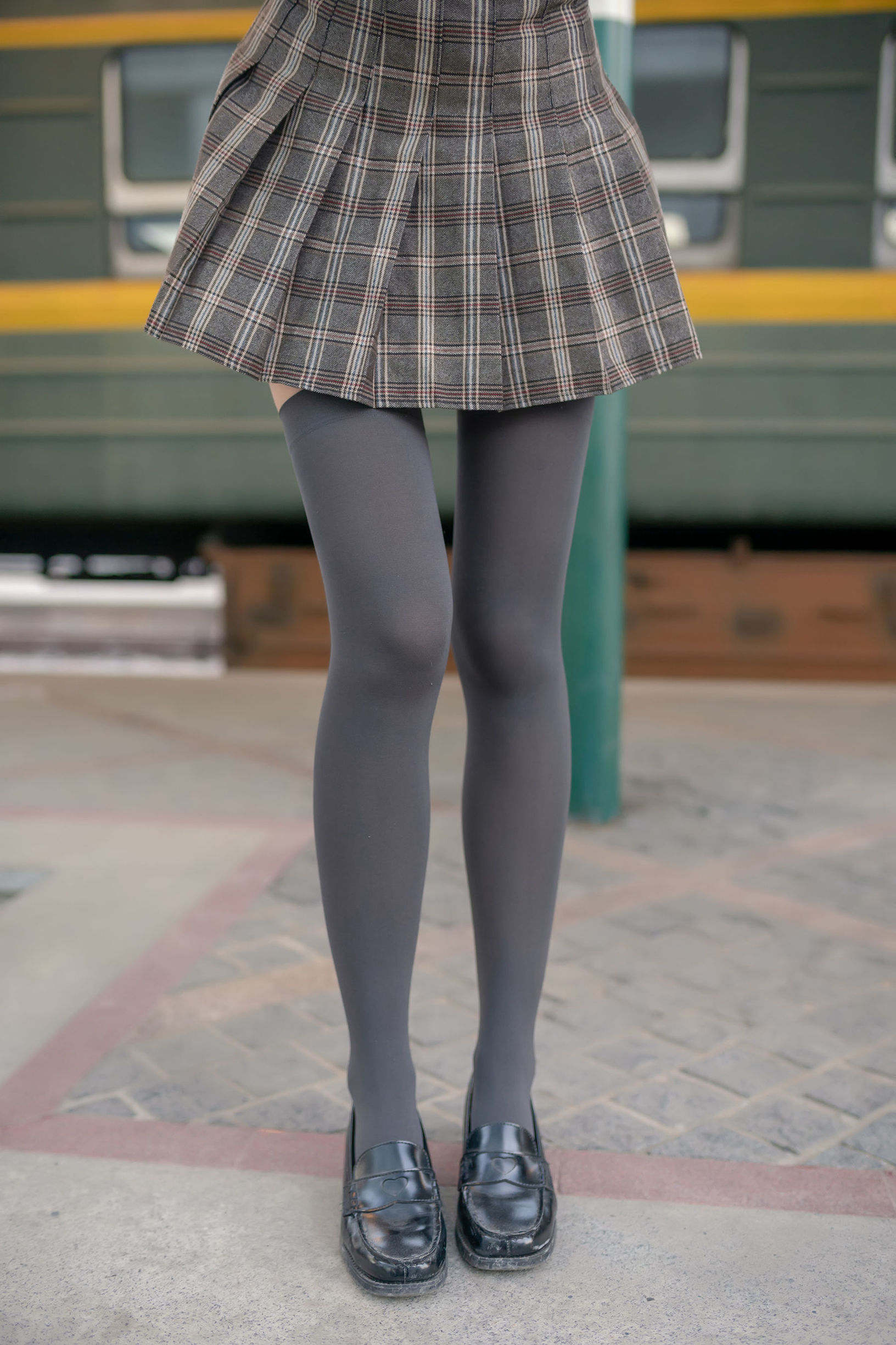 風の領域] No.142 JK格子スカート美脚シルク足