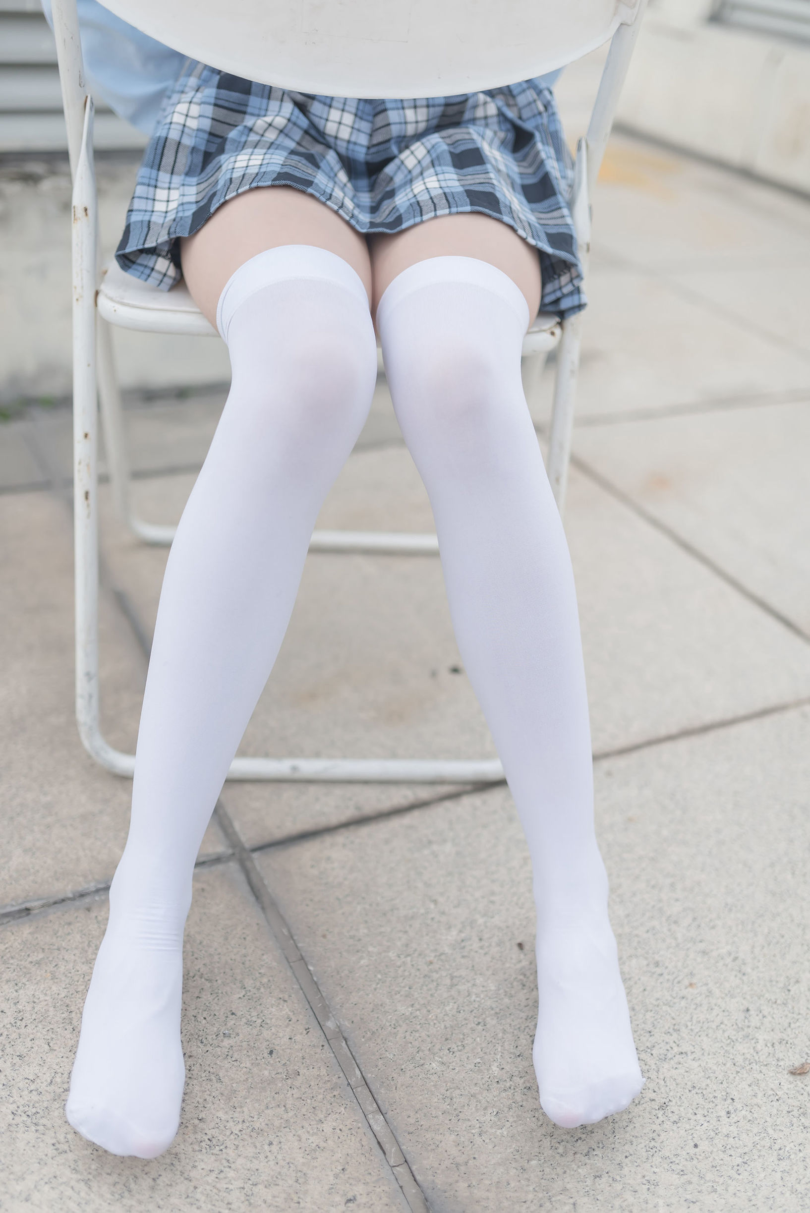 Wind Domain No. 143: White Silk Beautiful Legs, Please Accept