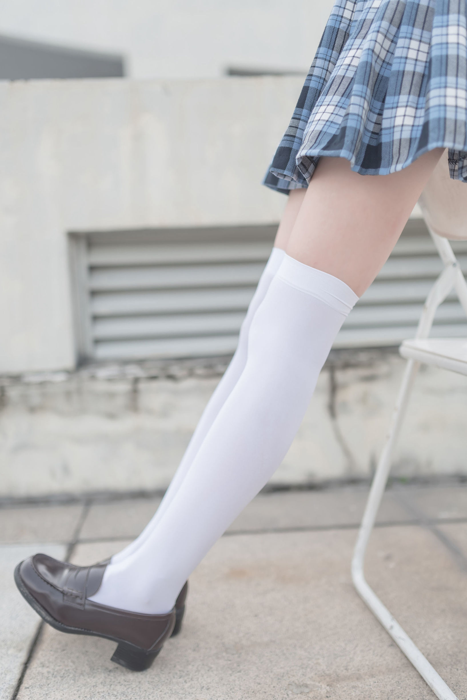 Wind Domain No. 143: White Silk Beautiful Legs, Please Accept