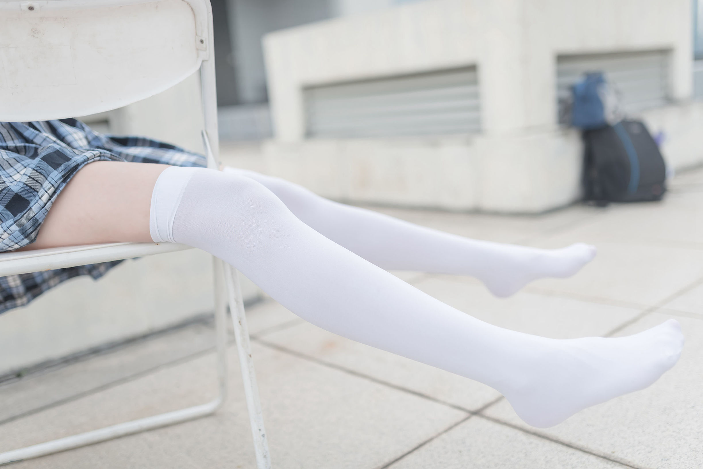 Wind Domain No. 143: White Silk Beautiful Legs, Please Accept