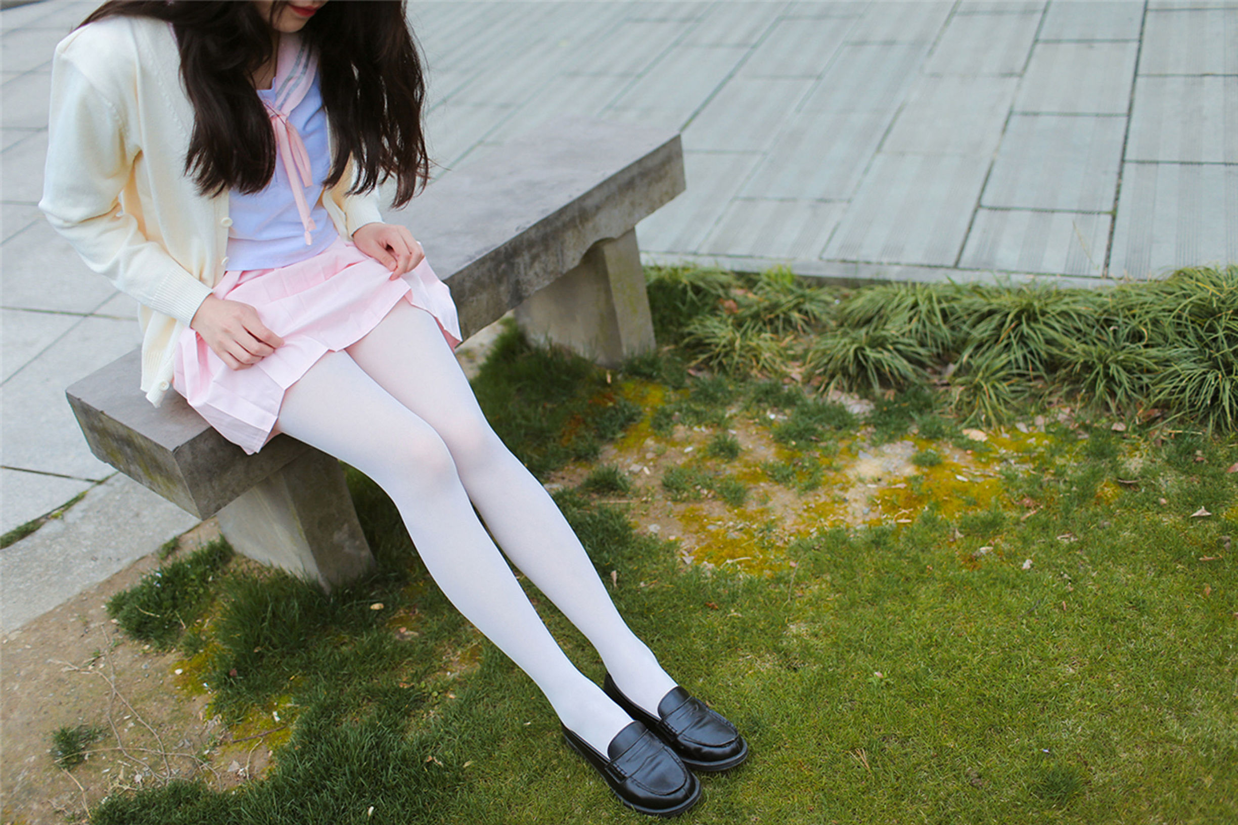 Wind's Domain] No. 146: White Silk Pink Maiden Outdoors
