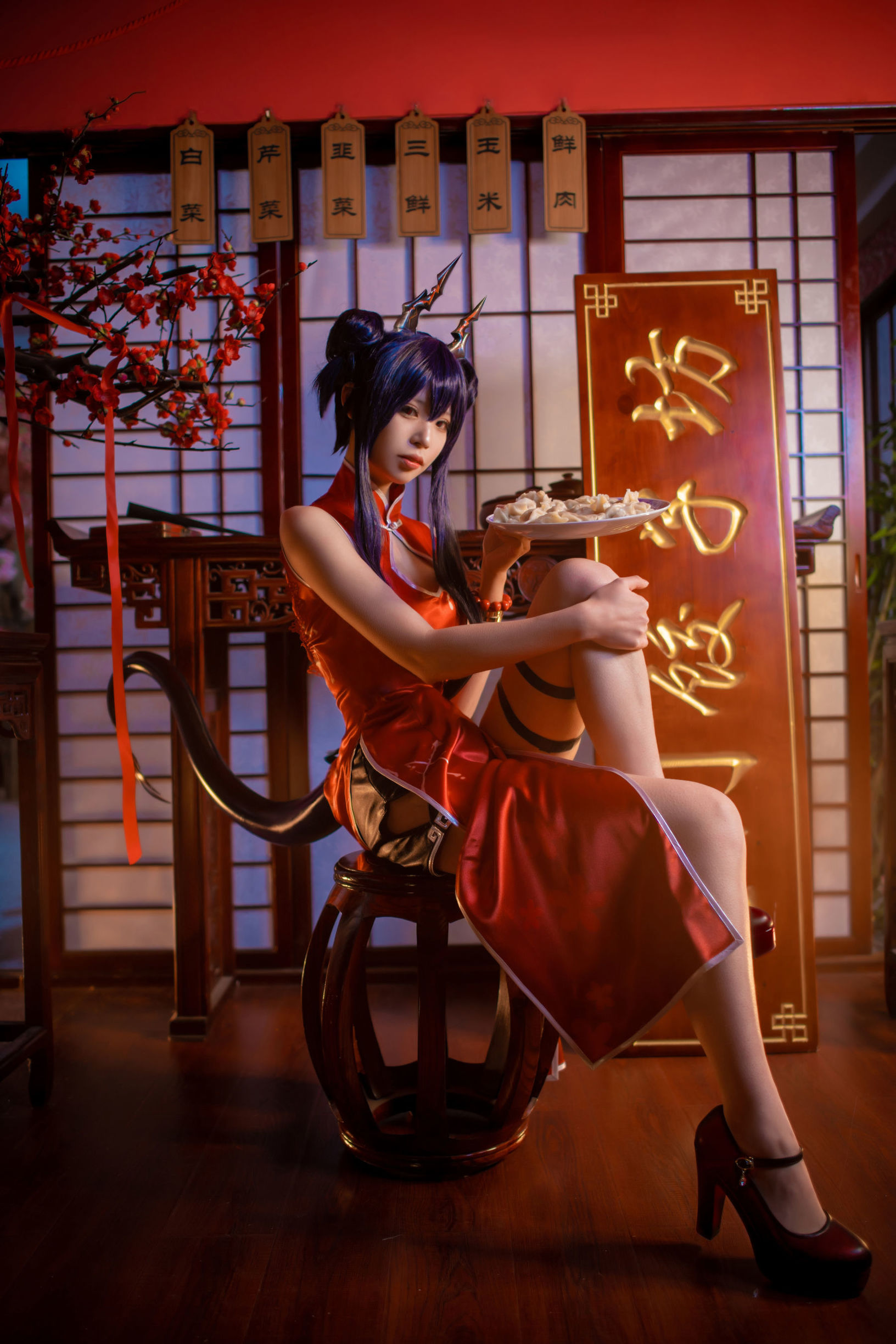 COS福利] 動漫博主愛老師_PhD - 明日方舟 歲紅霞 陳cos