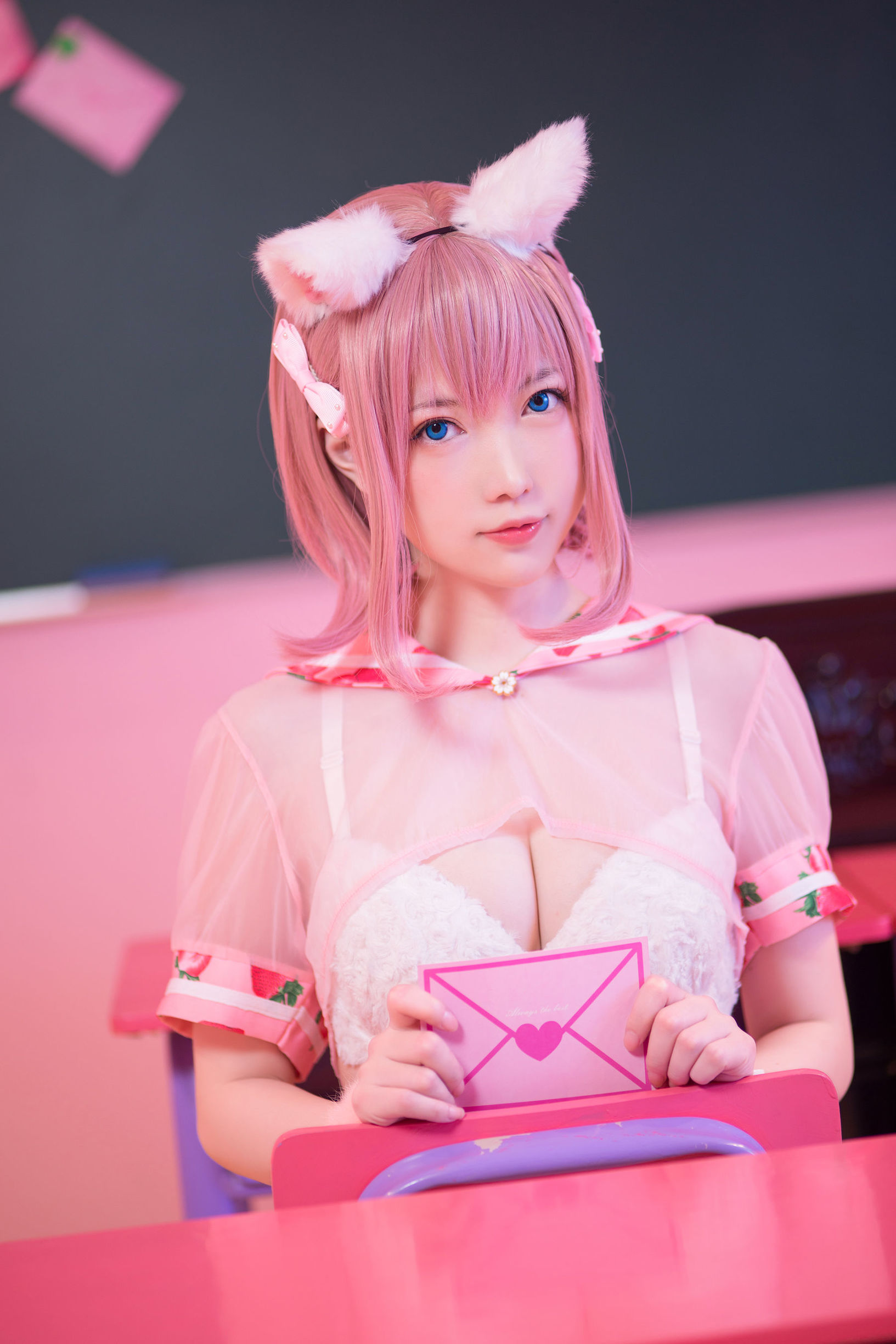 COS Welfare] Big-Chested Cute Girl Yao Shao you1 - Strawberry Cake Cat