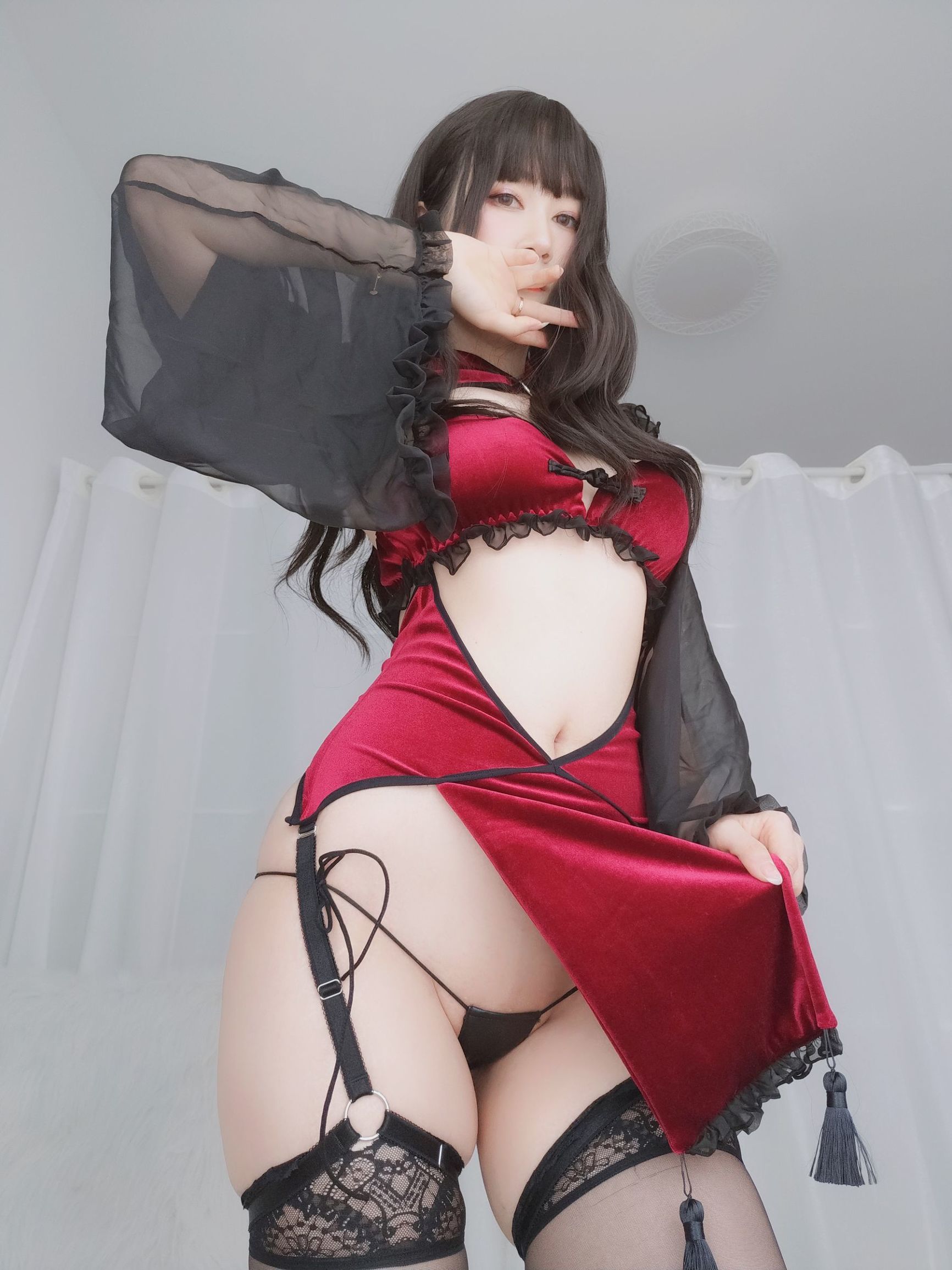 COS Welfare] Coser Xiaojie Baiyin - Red Velvet Qipao