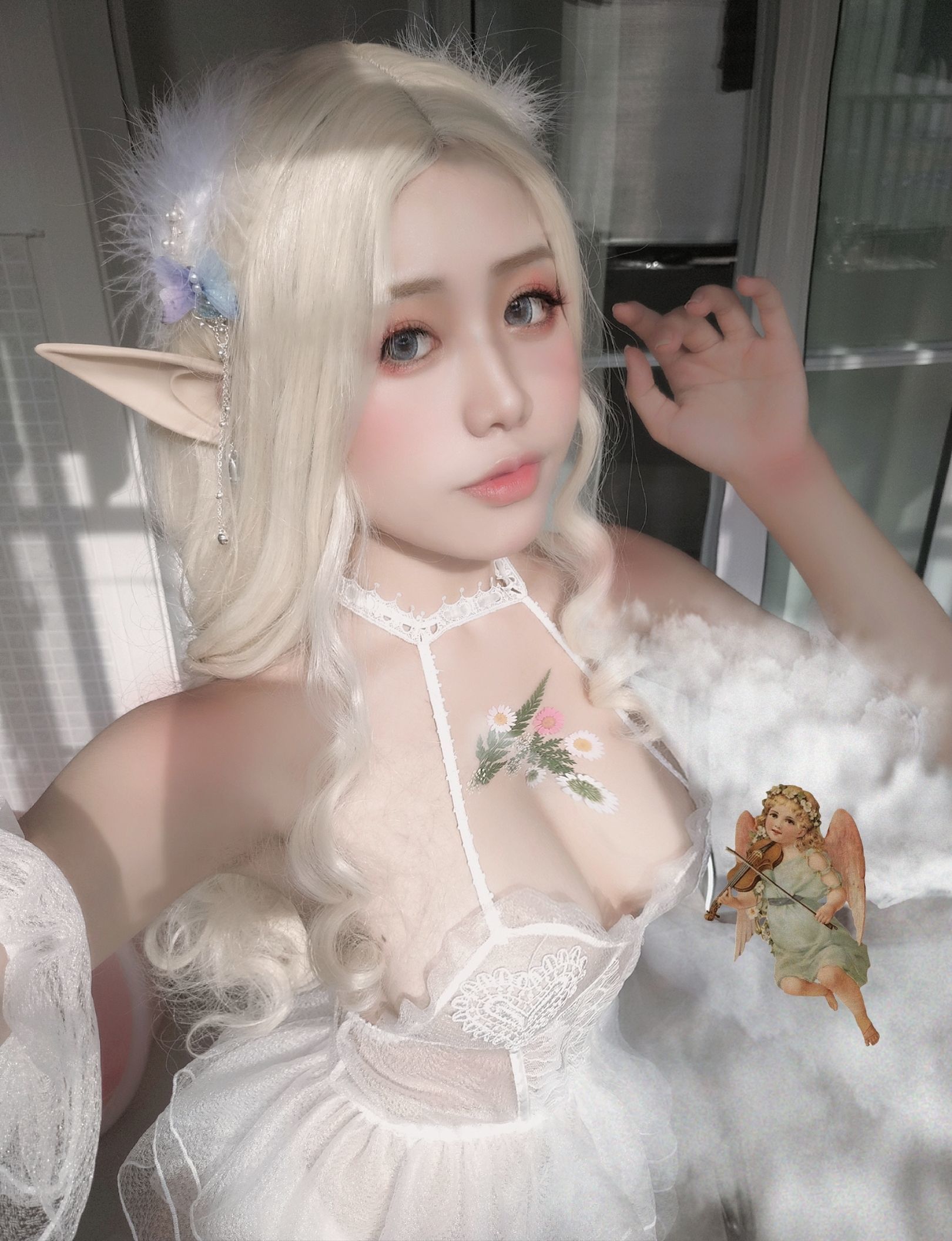 미소의 향기가 스며든 사진 소녀와 꽃