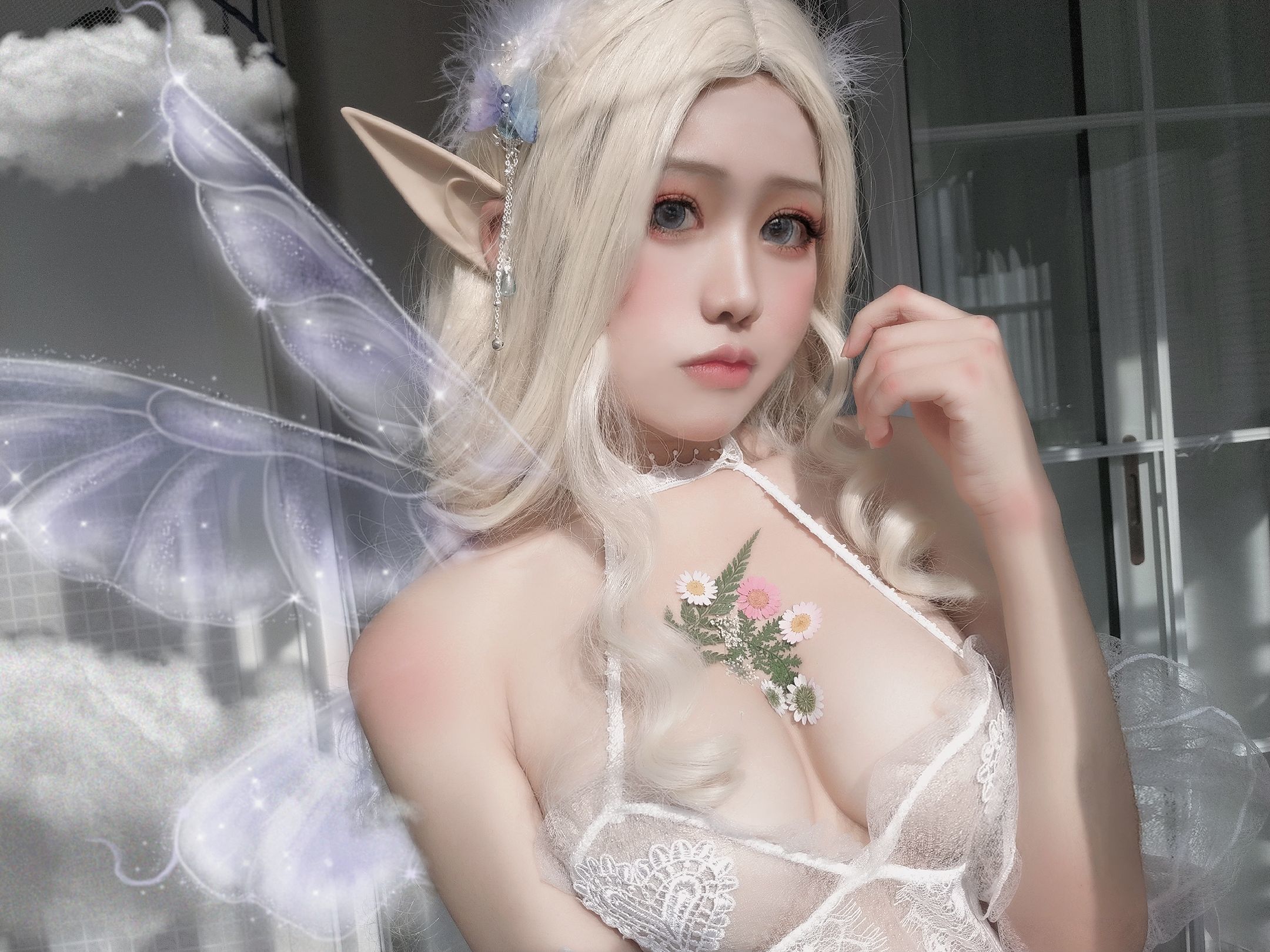 미소의 향기가 스며든 사진 소녀와 꽃