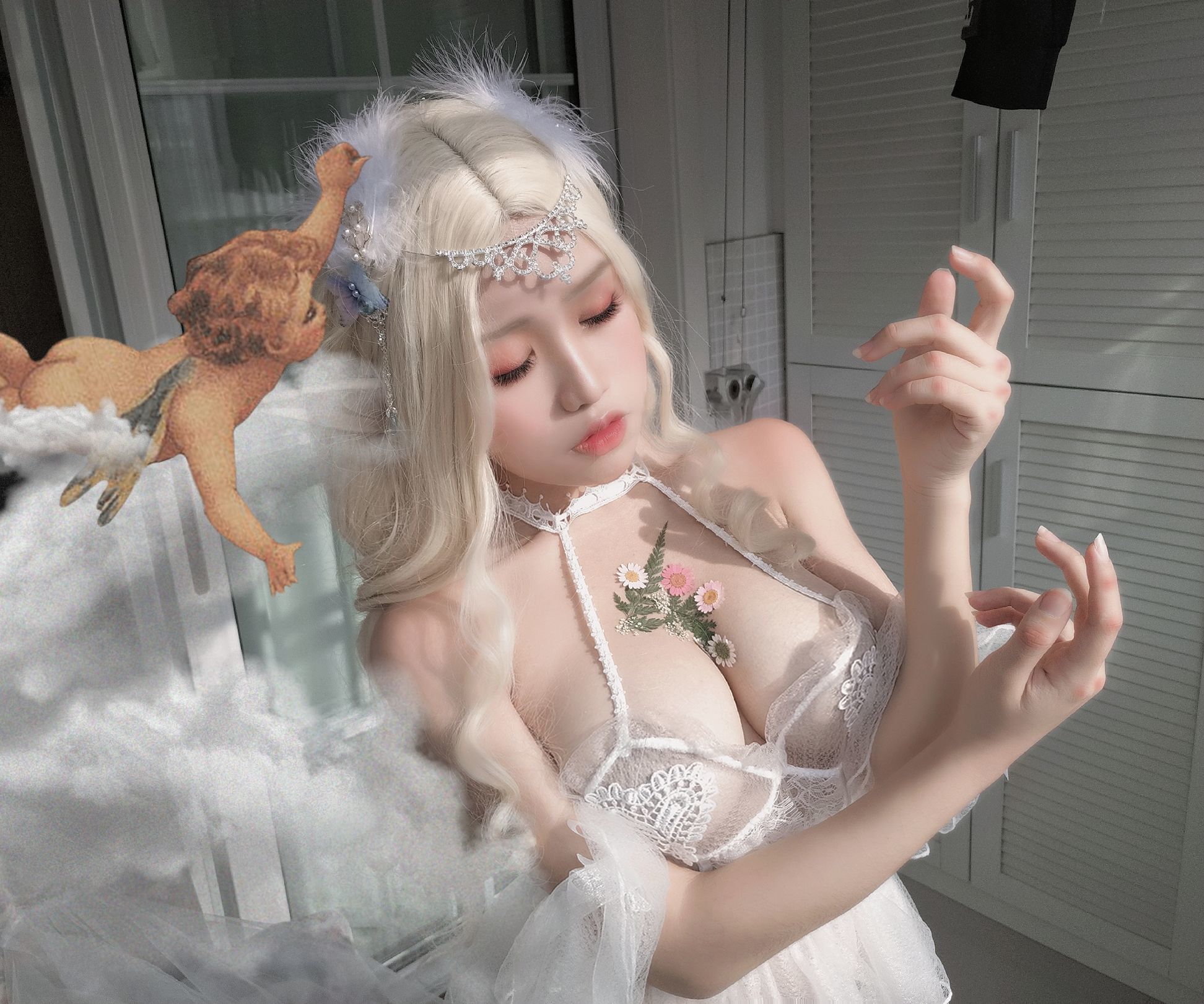 미소의 향기가 스며든 사진 소녀와 꽃