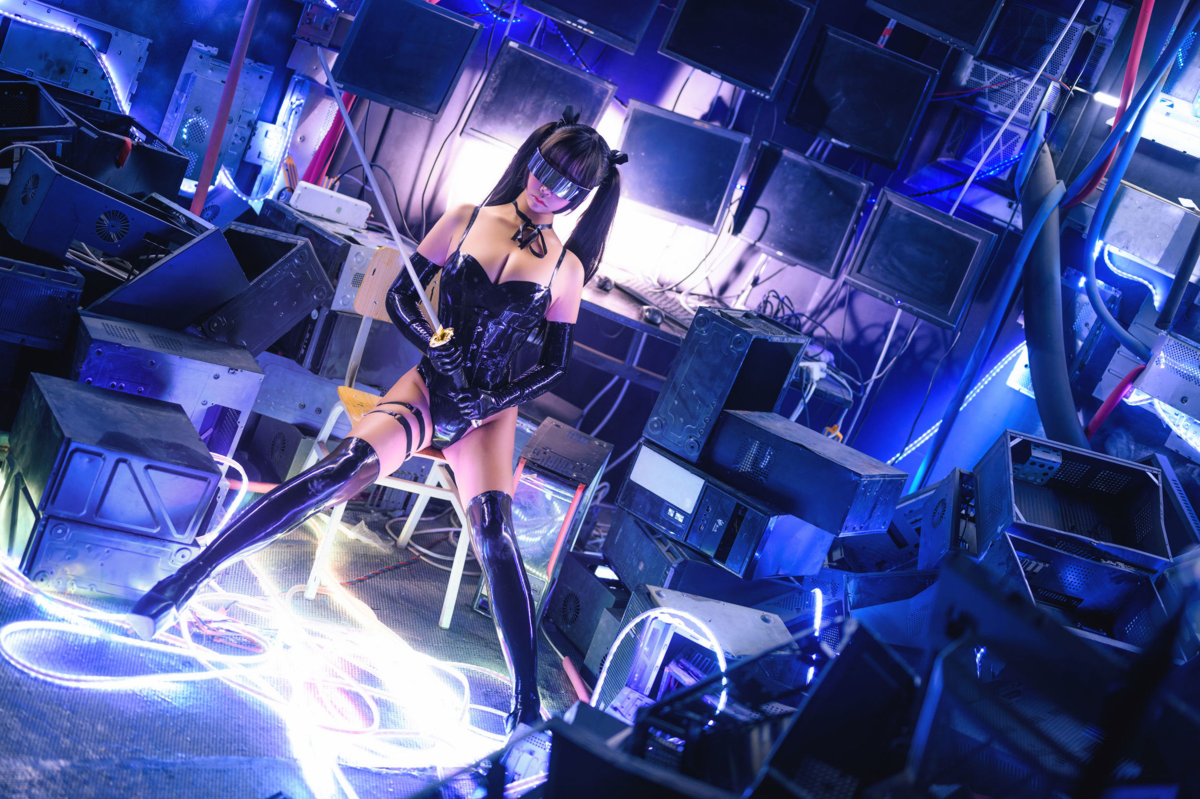 Cô gái 2D ôm đi Mozi aa, quần áo latex bóng loáng gợi cảm.