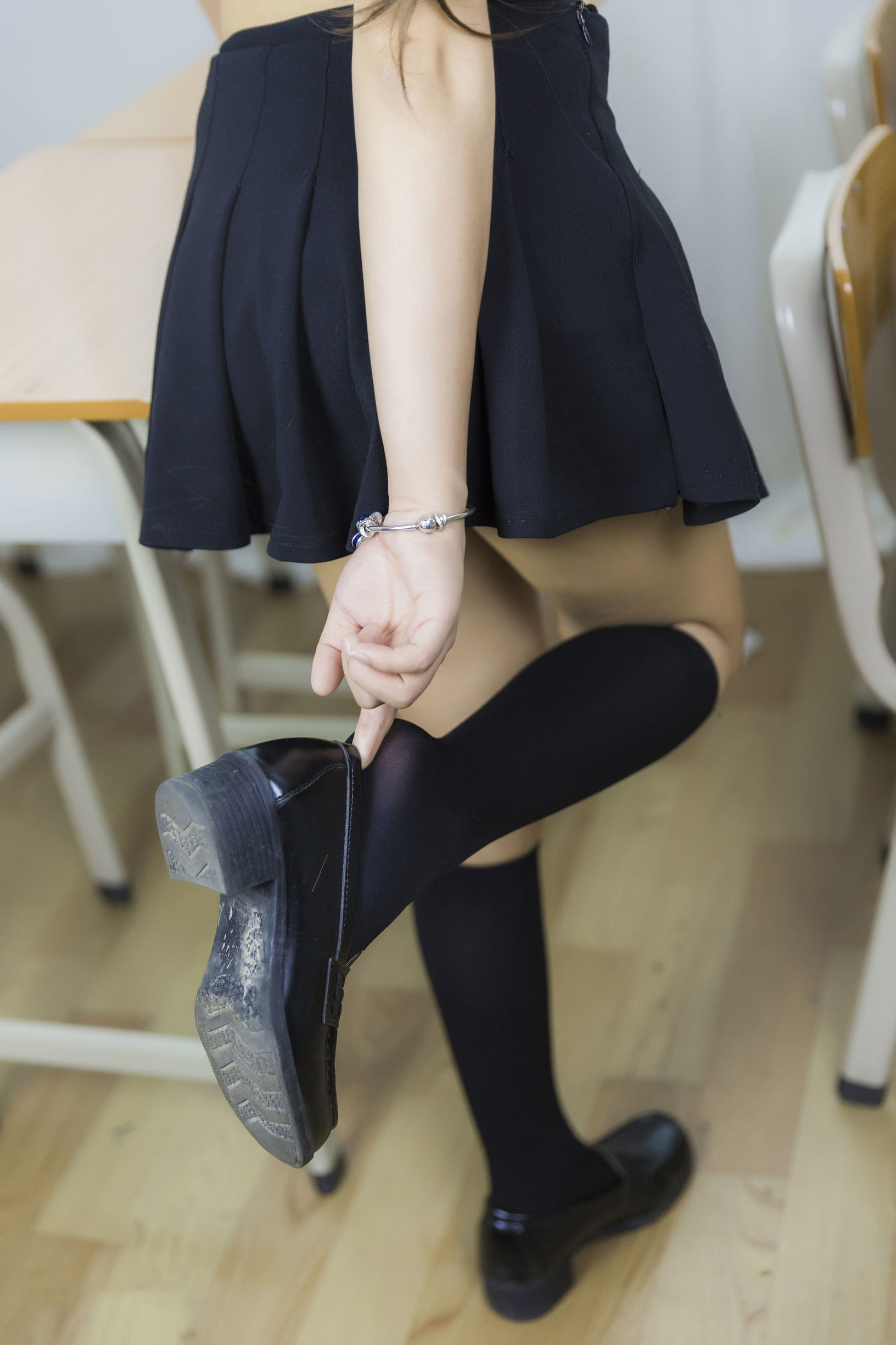 二次元妹子を抱いて連れ去るモ子AA 君が下課するのを待つ