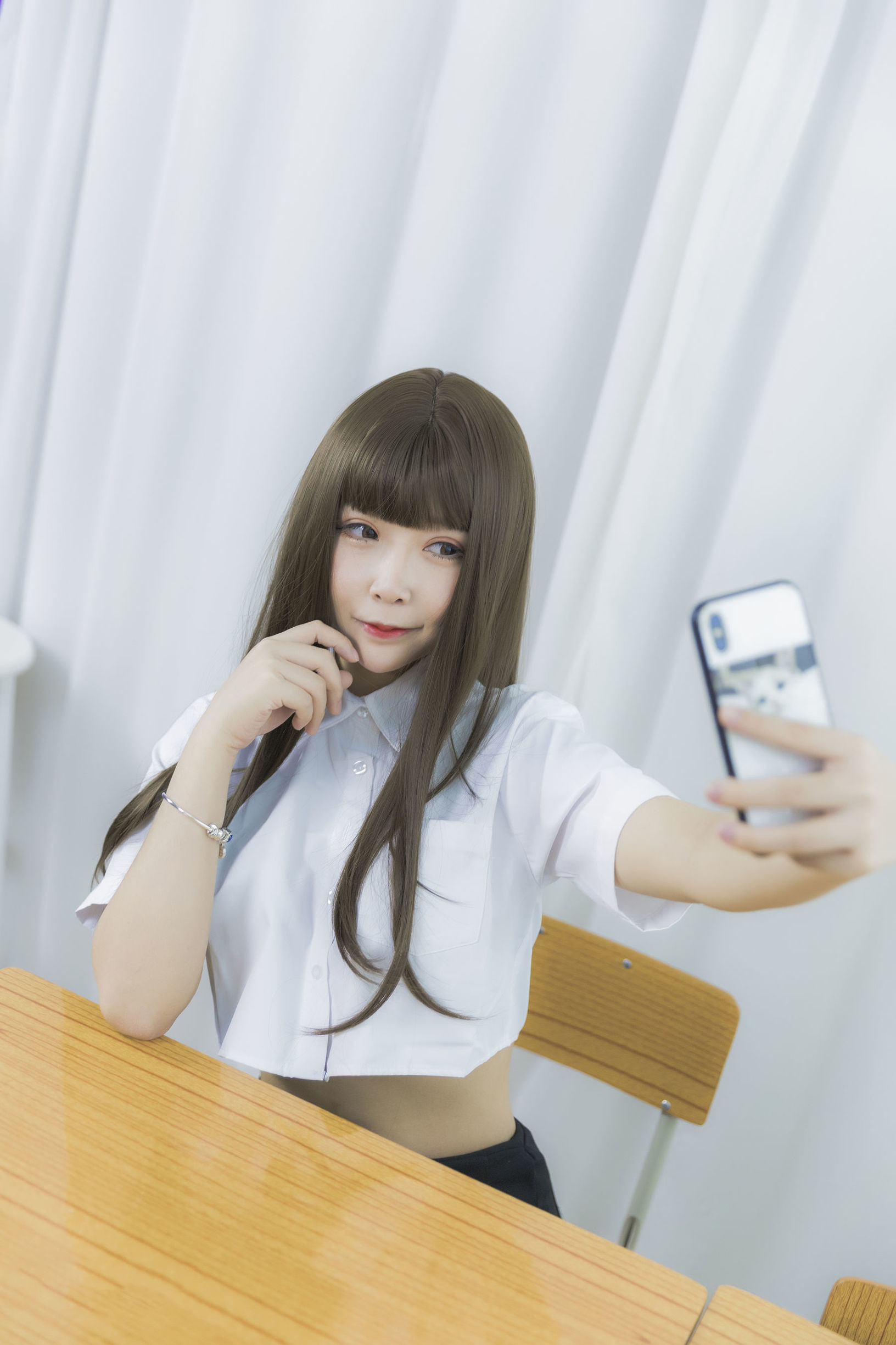 Cô gái 2D ôm đi Mozi aa, chờ bạn tan học.