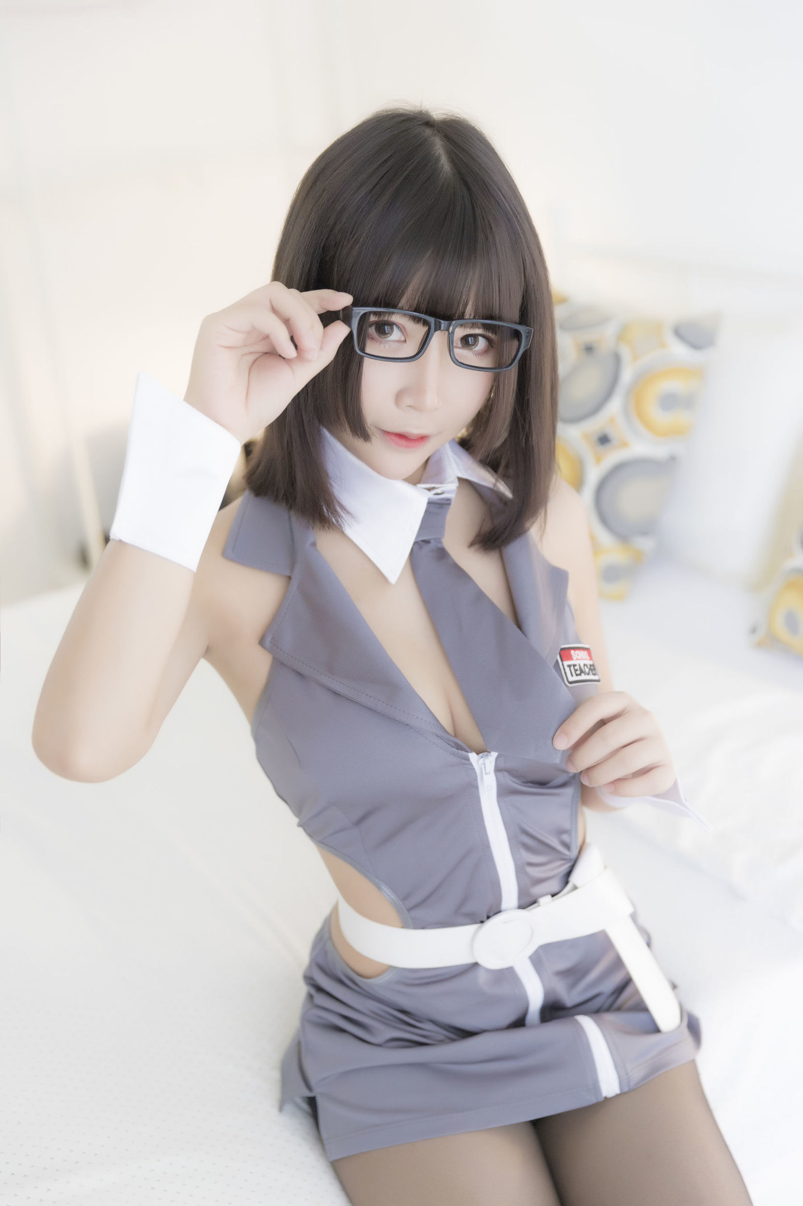 二次元妹子抱走莫子aa 黑絲制服