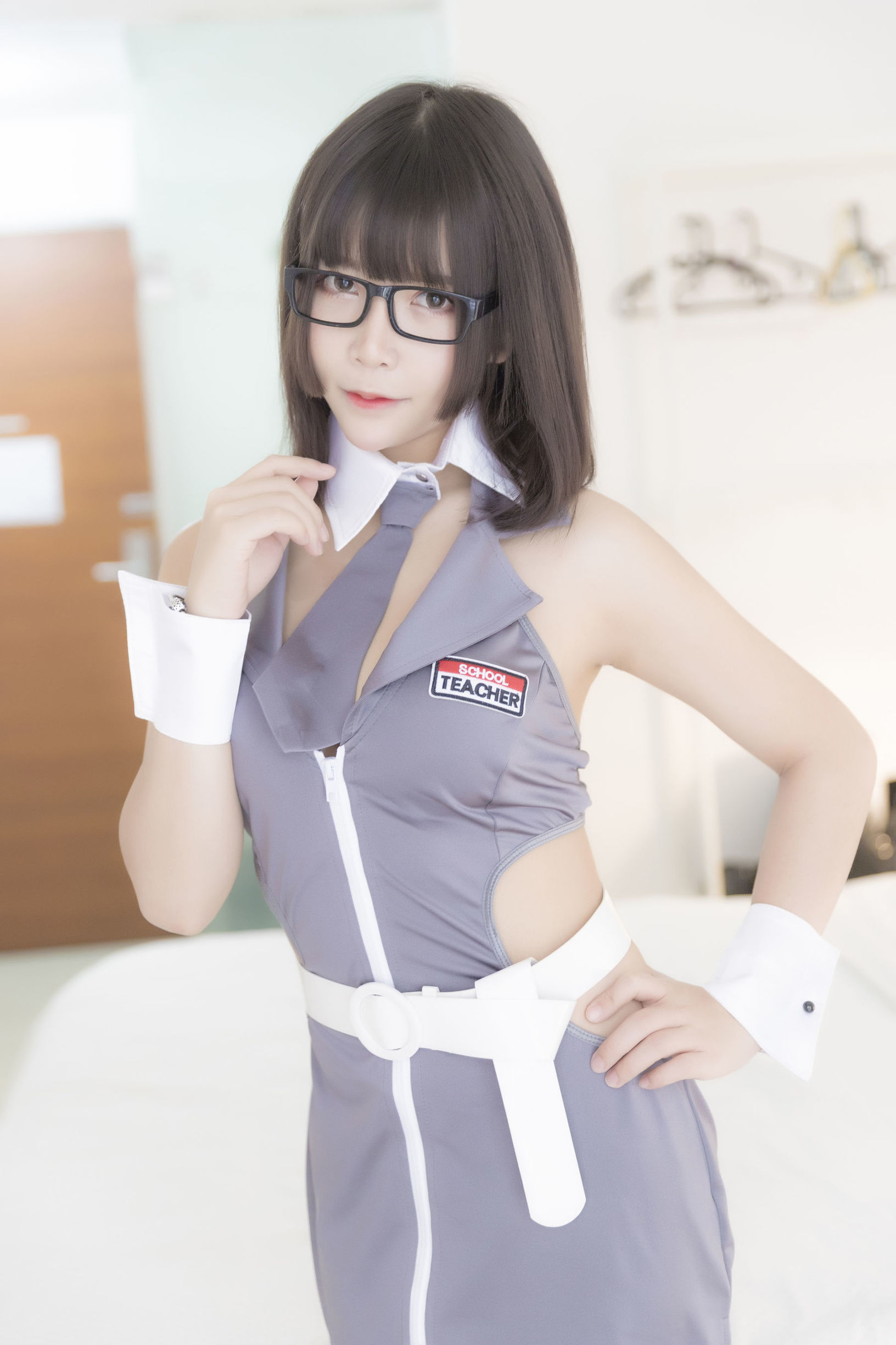 二次元妹子抱走莫子aa 黑丝制服
