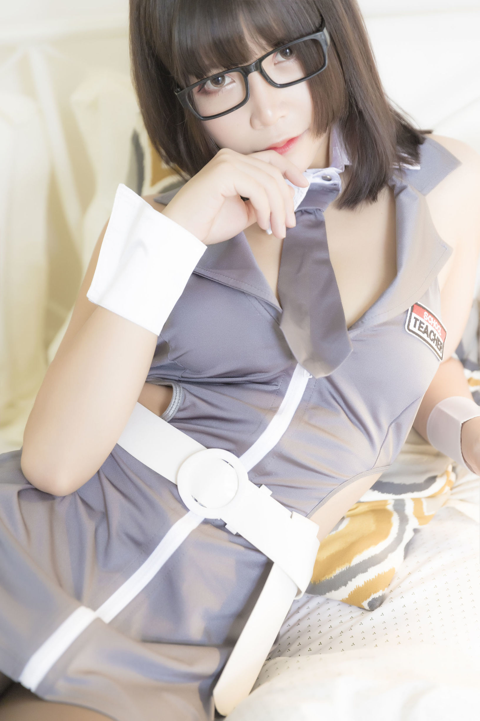 二次元妹子抱走莫子aa 黑絲制服