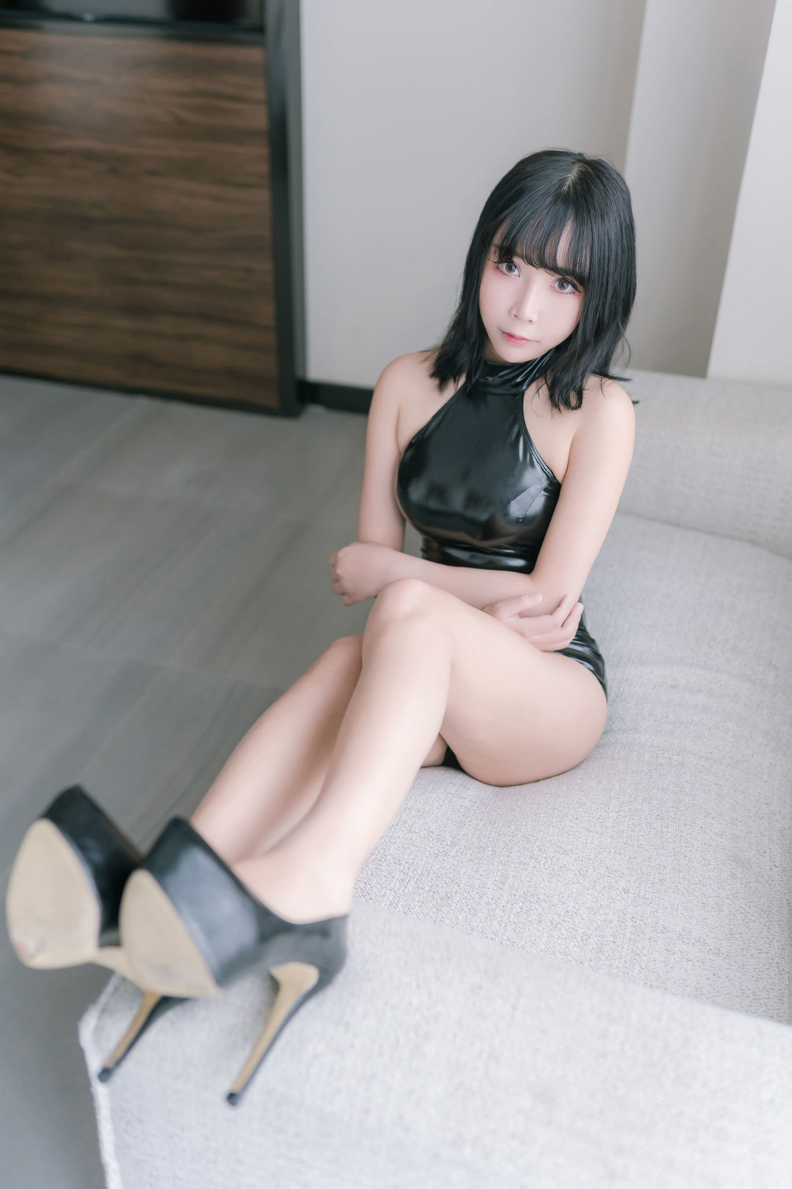 二次元妹子抱走莫子aa 黑膠高跟鞋