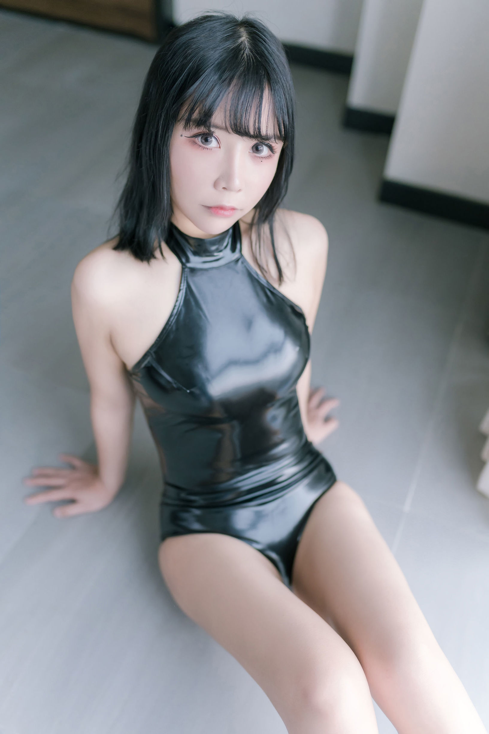 Cô gái 2D ôm đi Mozi aa, giày cao gót đen bóng.