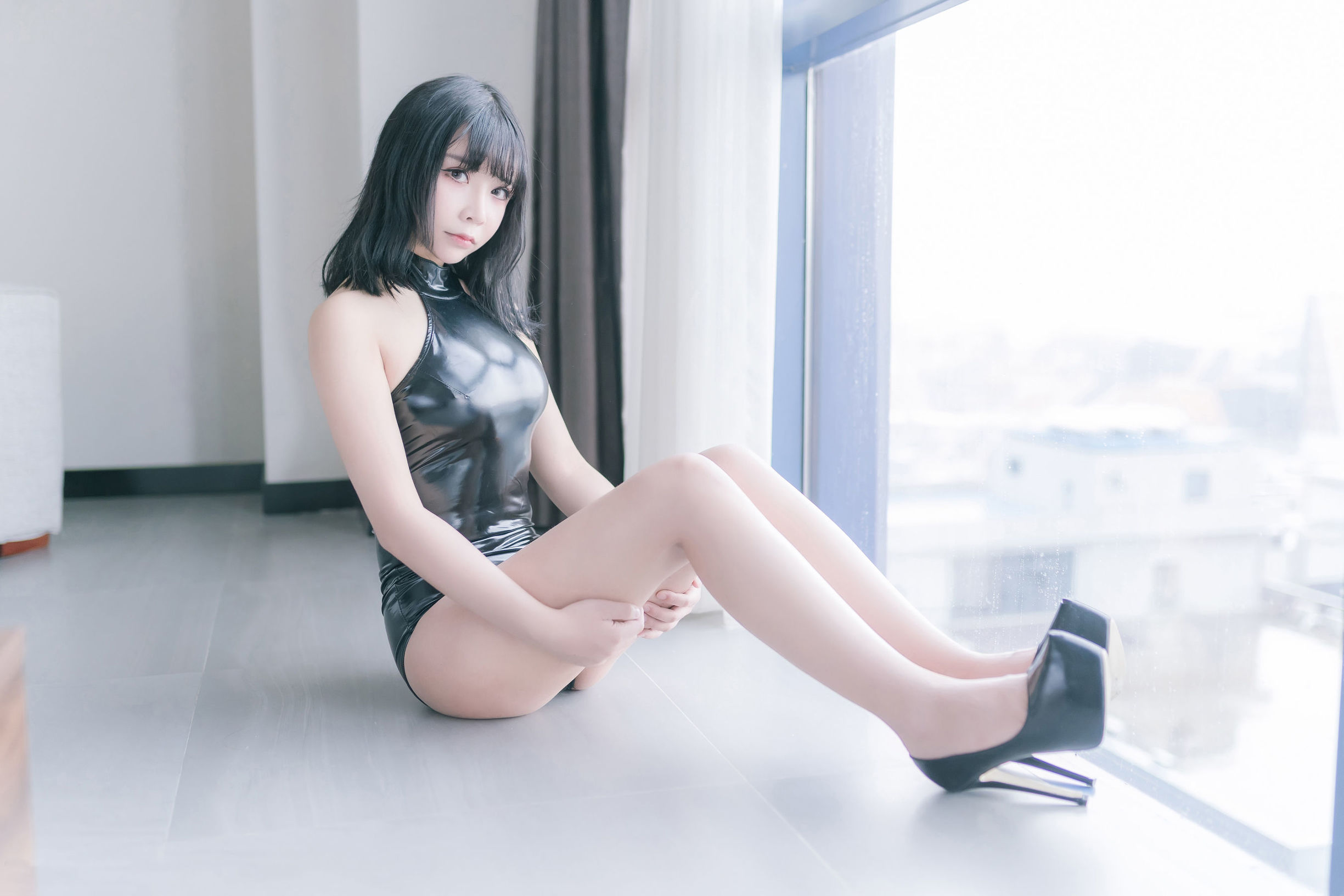 Cô gái 2D ôm đi Mozi aa, giày cao gót đen bóng.