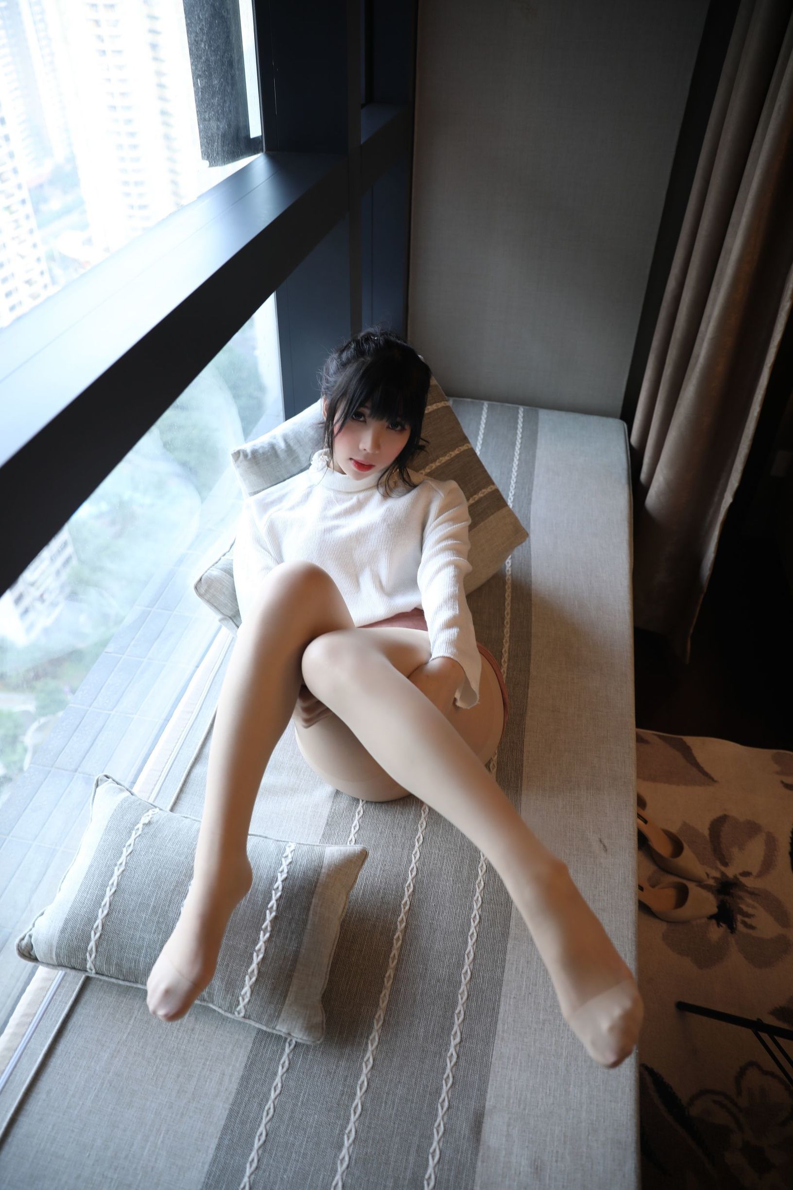 Người đẹp 2D ngực lớn Shikano Ki, tóc đuôi ngựa đơn và đeo kính.