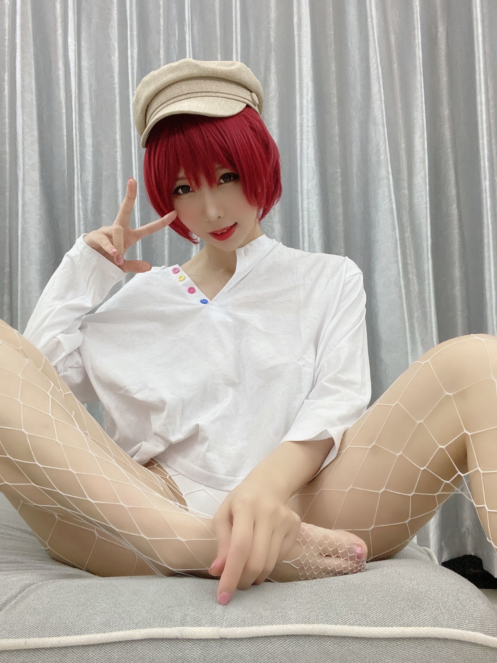 Mỹ nhân 2D ngực khổng lồ Lộc Dã Hy với tất lưới trắng.