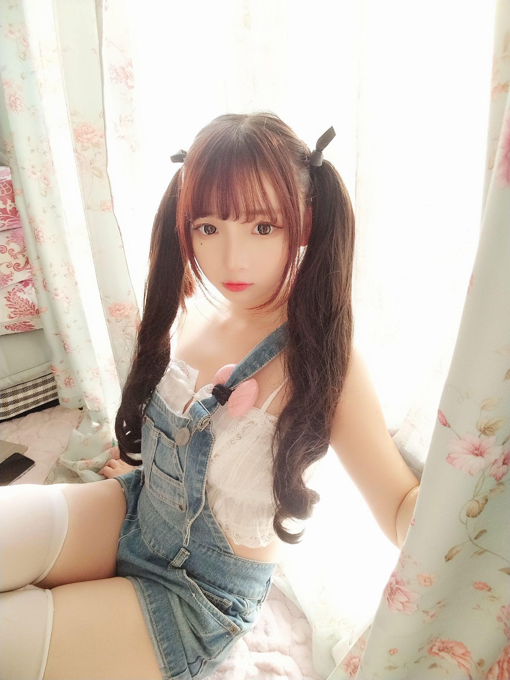 이차원 미녀 후루카와 카그라 데님 멜빵 반바지