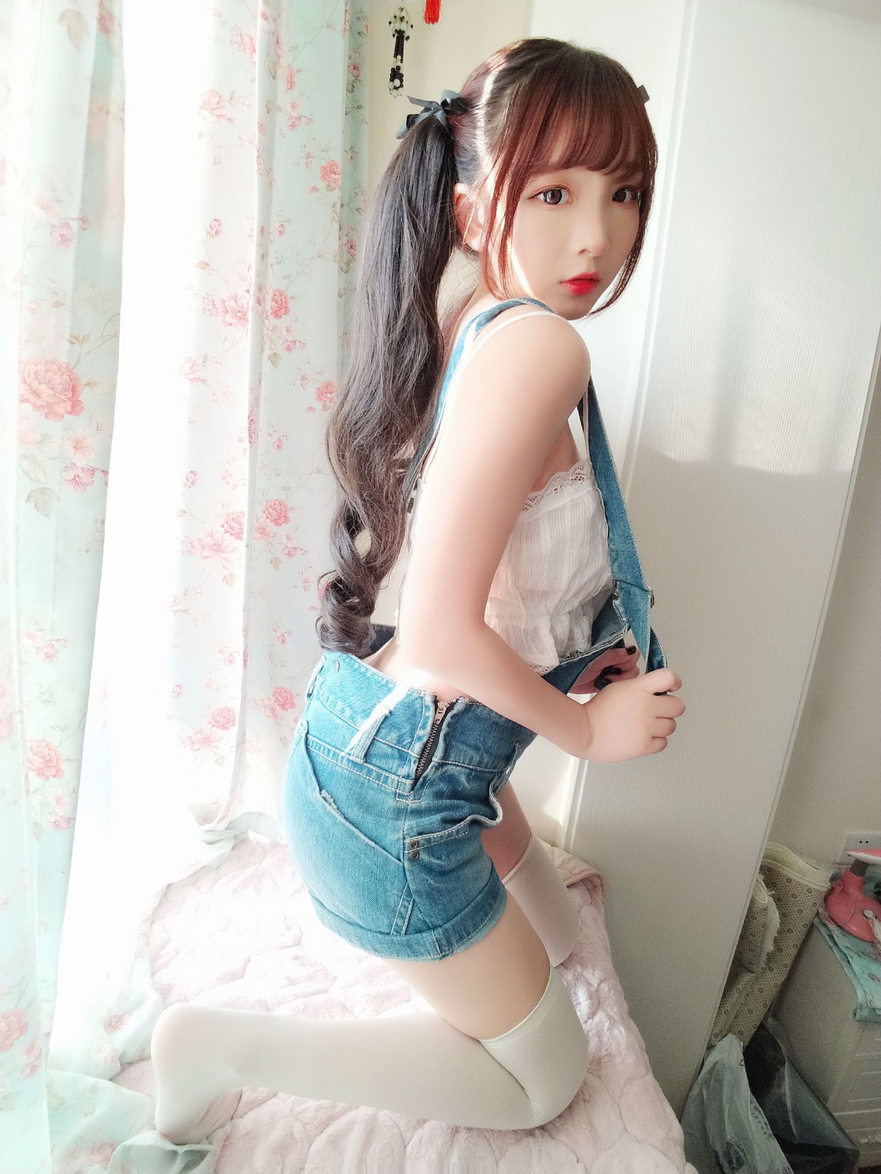 이차원 미녀 후루카와 카그라 데님 멜빵 반바지