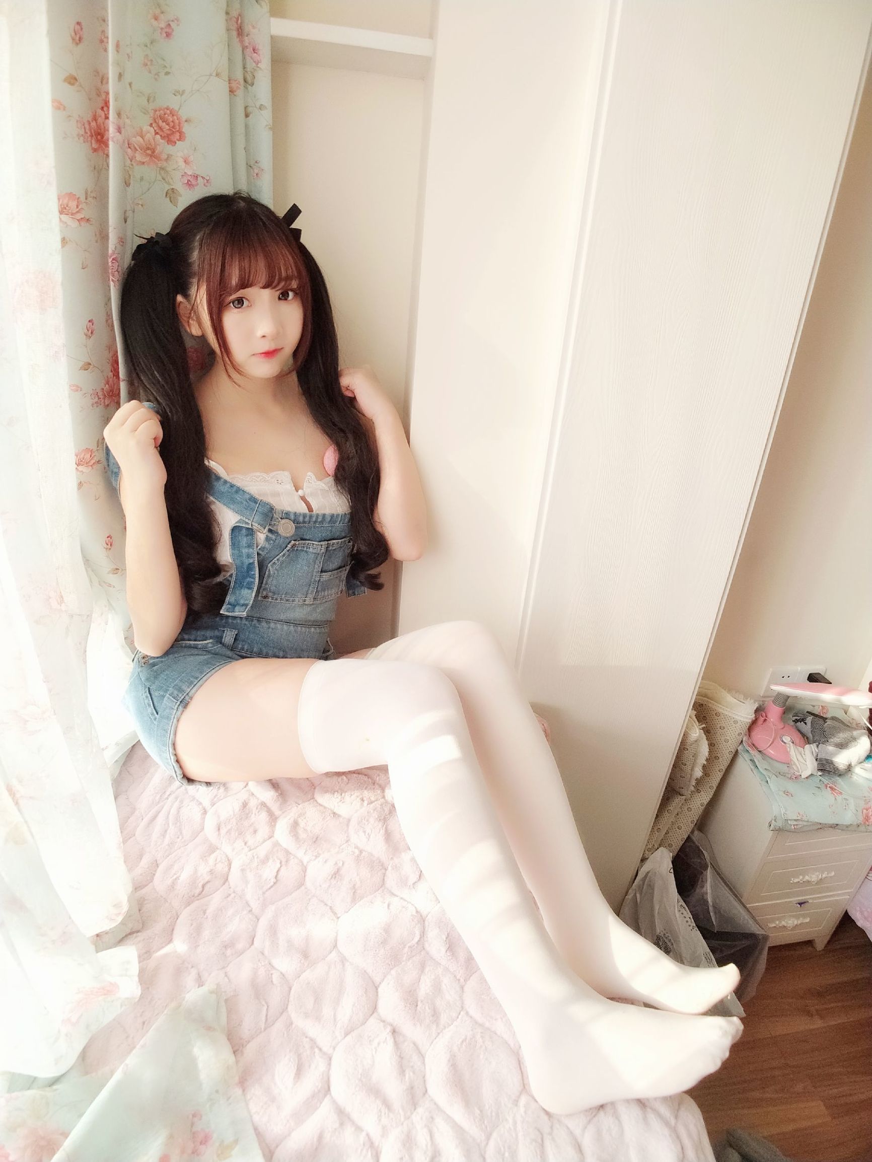 이차원 미녀 후루카와 카그라 데님 멜빵 반바지
