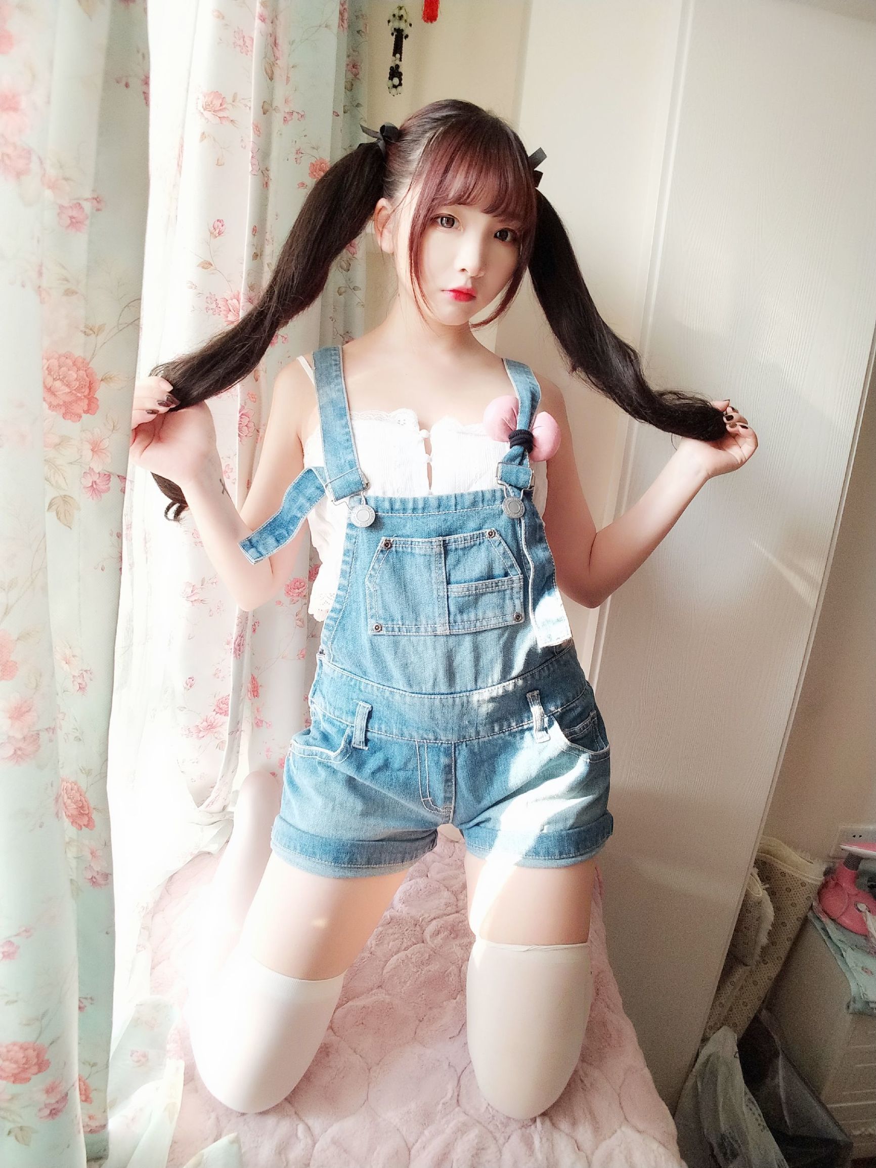 이차원 미녀 후루카와 카그라 데님 멜빵 반바지