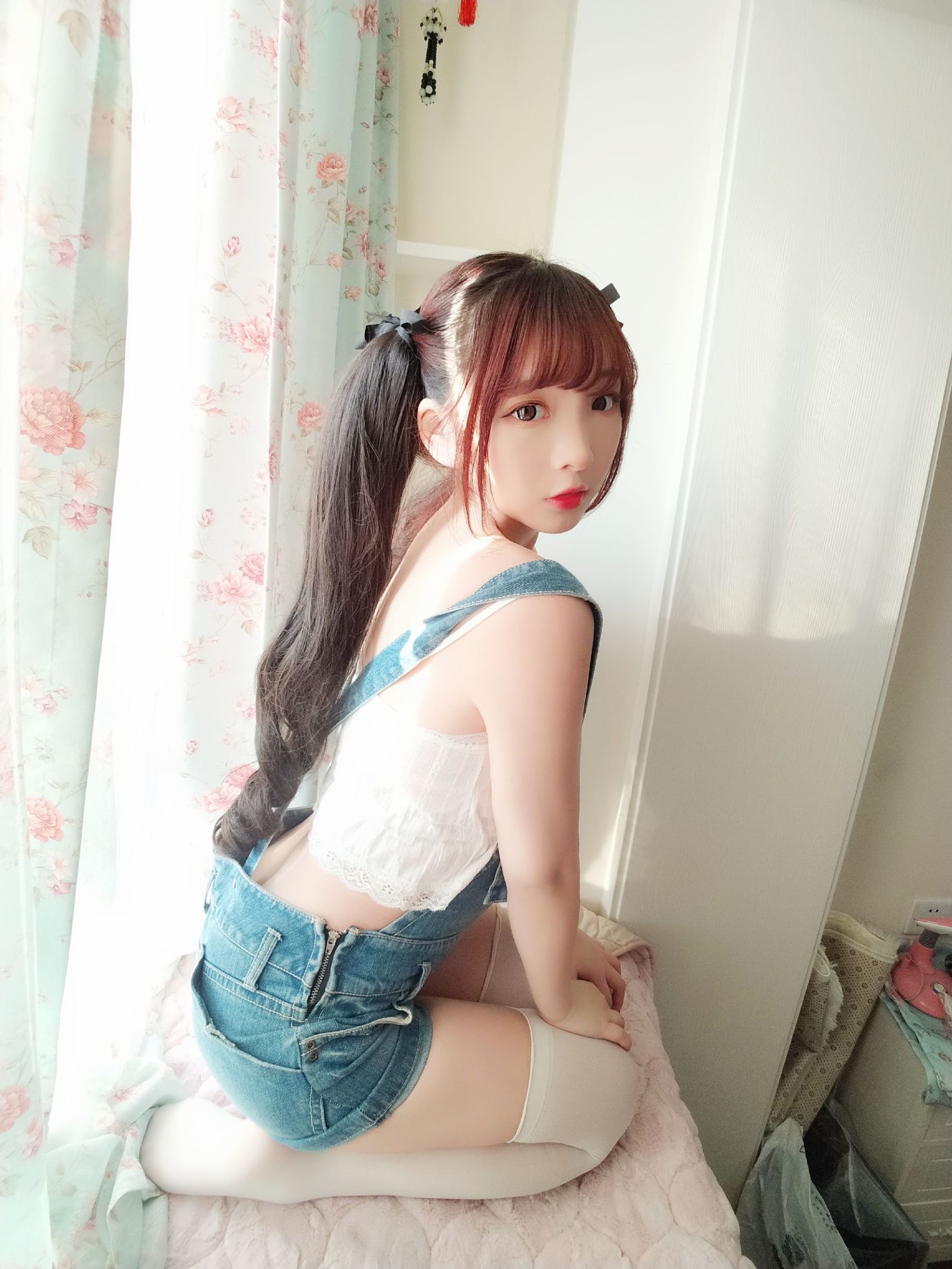 이차원 미녀 후루카와 카그라 데님 멜빵 반바지