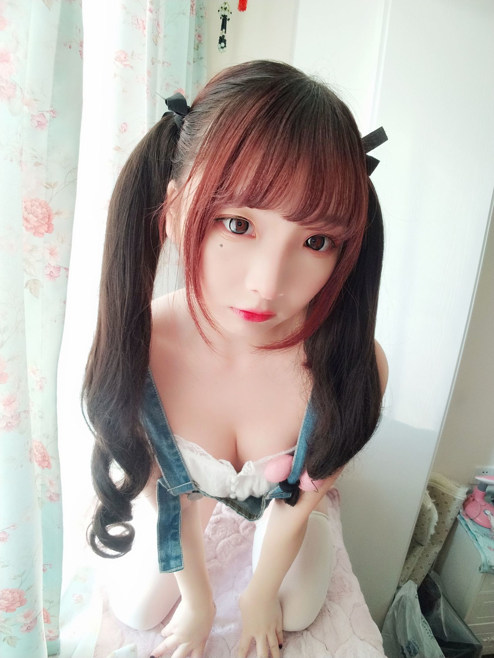 이차원 미녀 후루카와 카그라 데님 멜빵 반바지