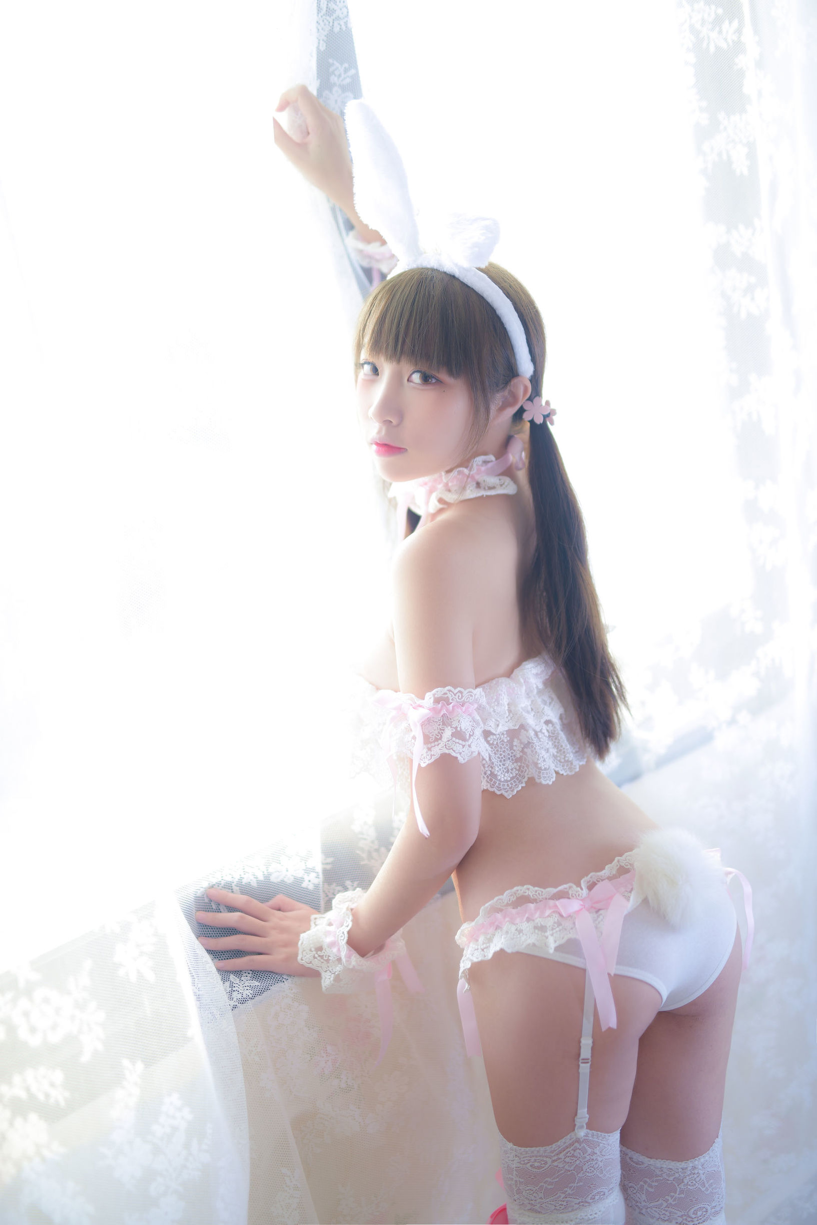 Popular Cosplayer Er Zuo Nisa, Pet Girl in Pink and White Underwear