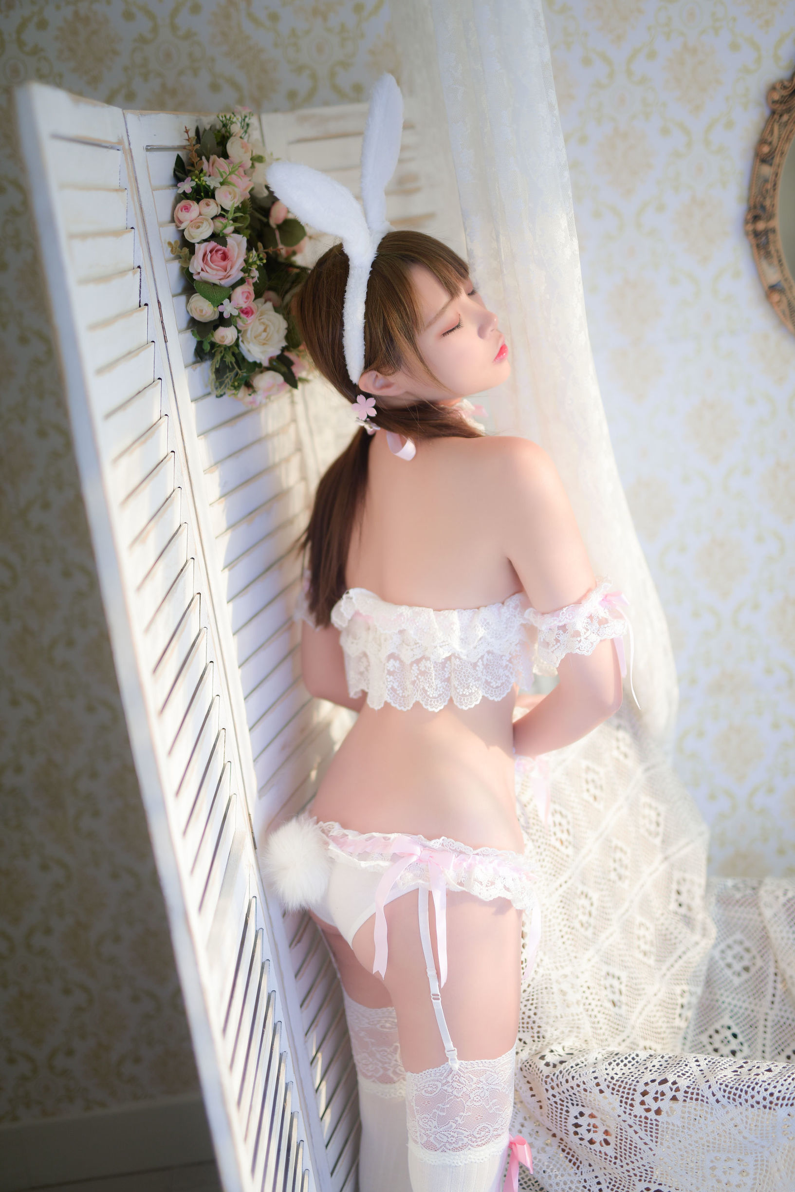 Popular Cosplayer Er Zuo Nisa, Pet Girl in Pink and White Underwear
