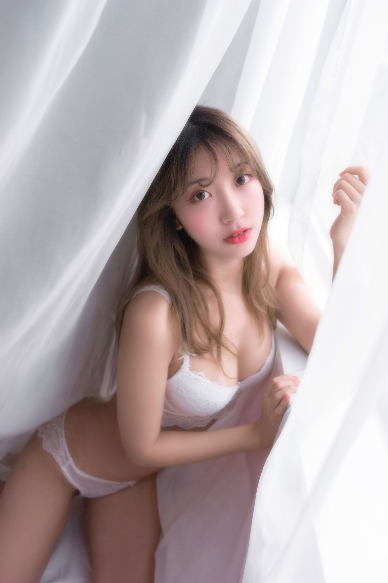 Coser nổi tiếng Hắc Xuyên: Bạn gái lớn tuổi hơn, áo lót trắng