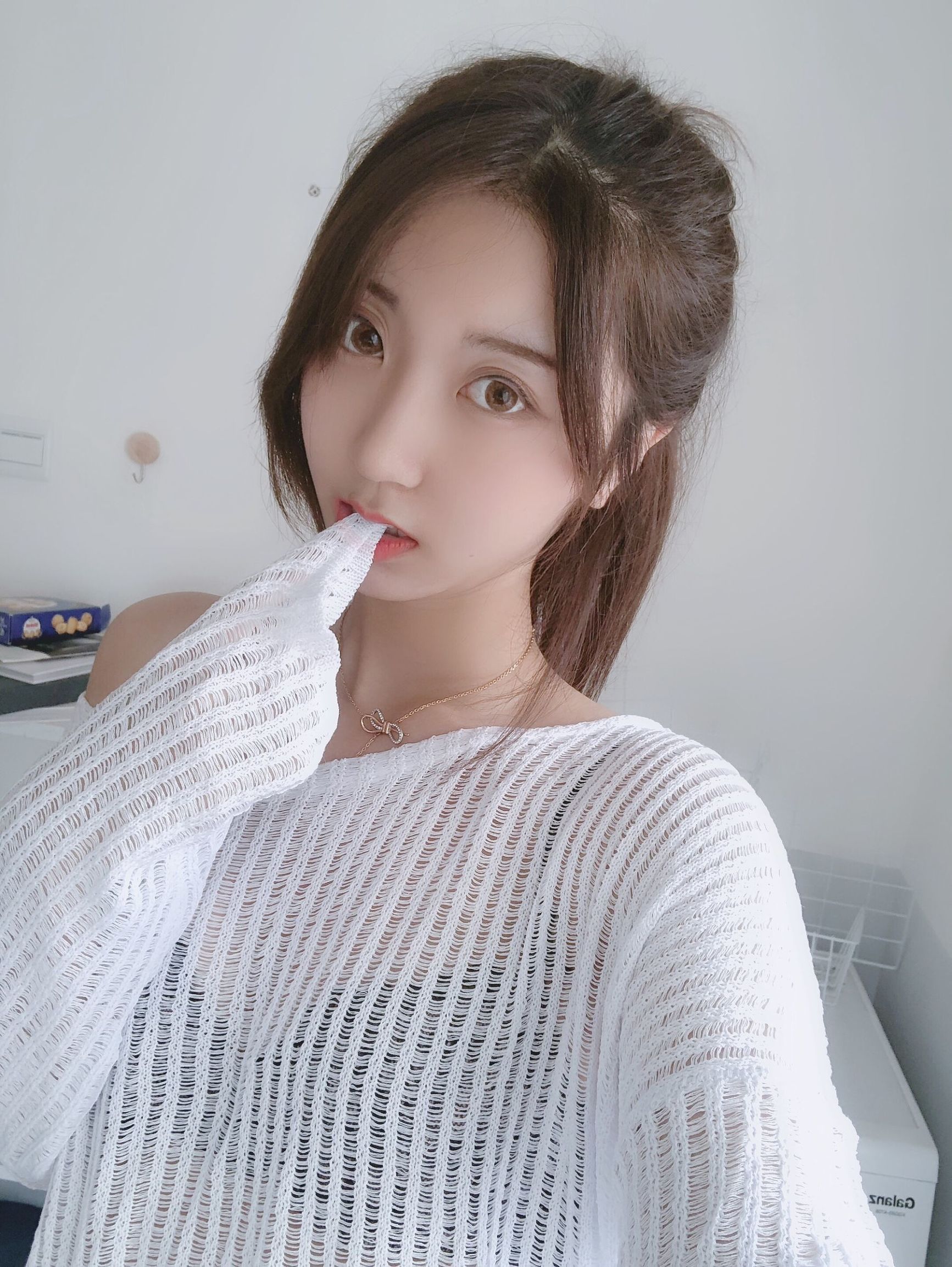 인기 코서 흑천의 흰색 구멍 스웨터